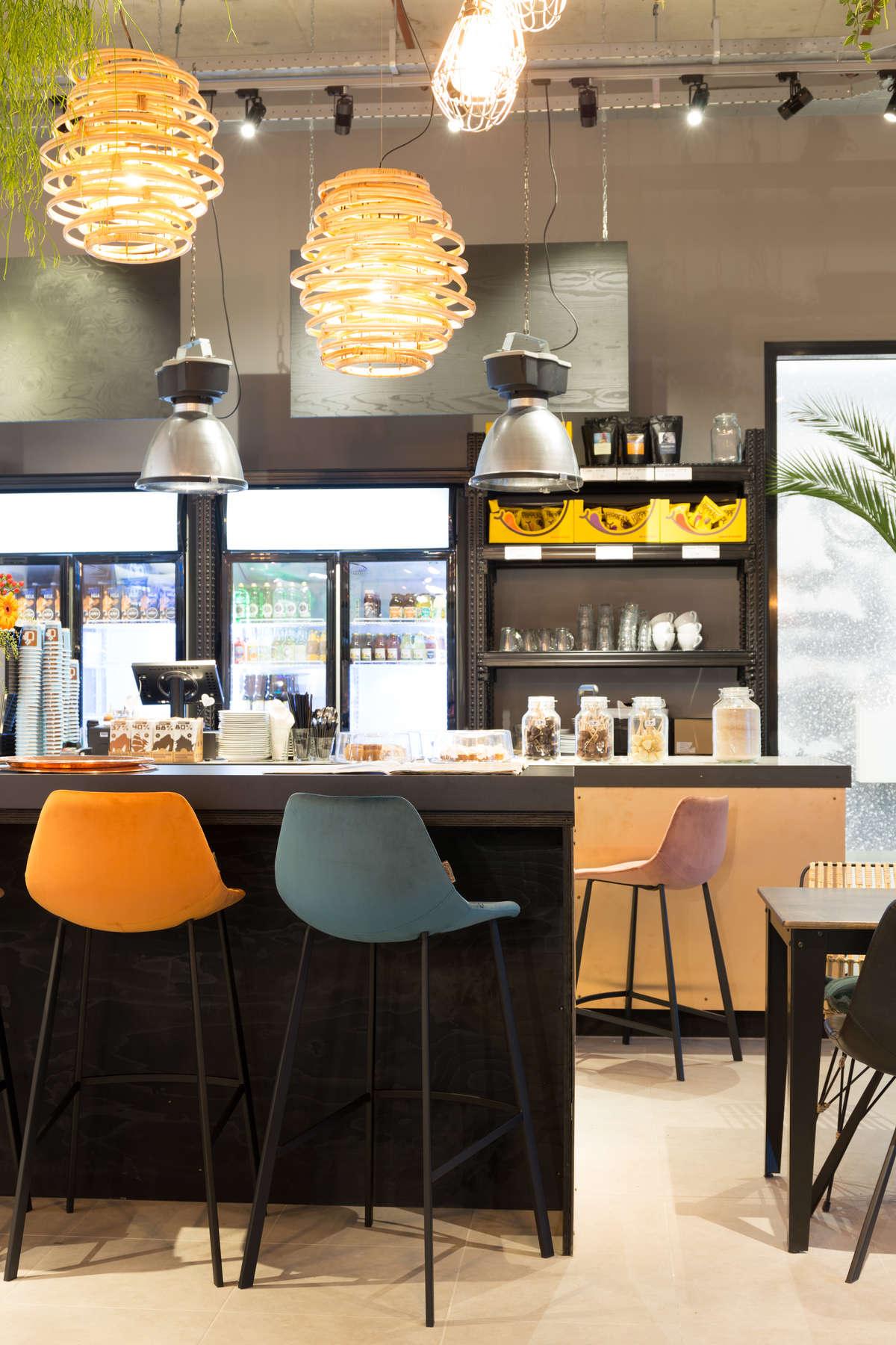 Stołek barowy FRANKY 80 niebieski Dutchbone Eye on Design