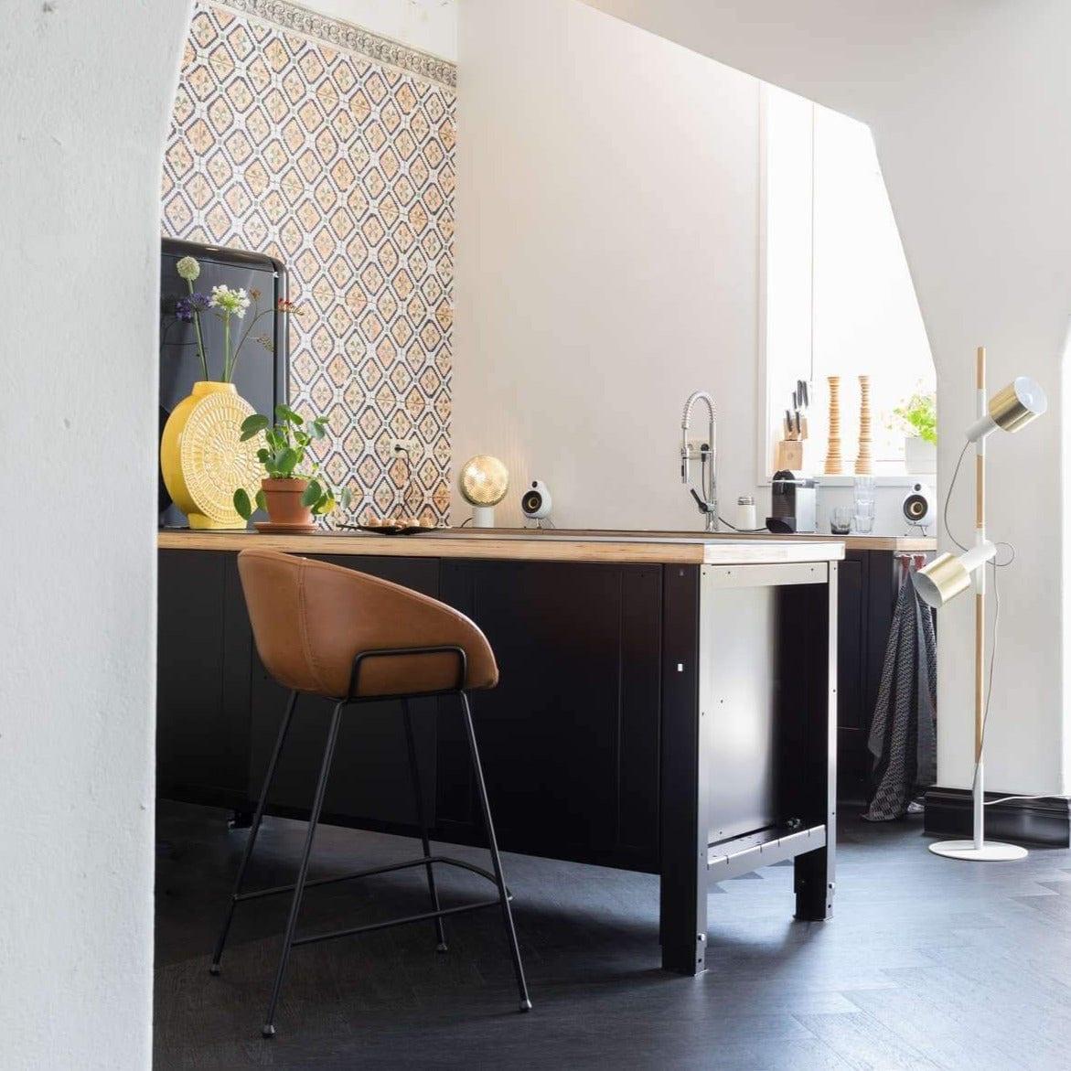 Stołek barowy niski FESTON ekoskóra brązowy Zuiver Eye on Design