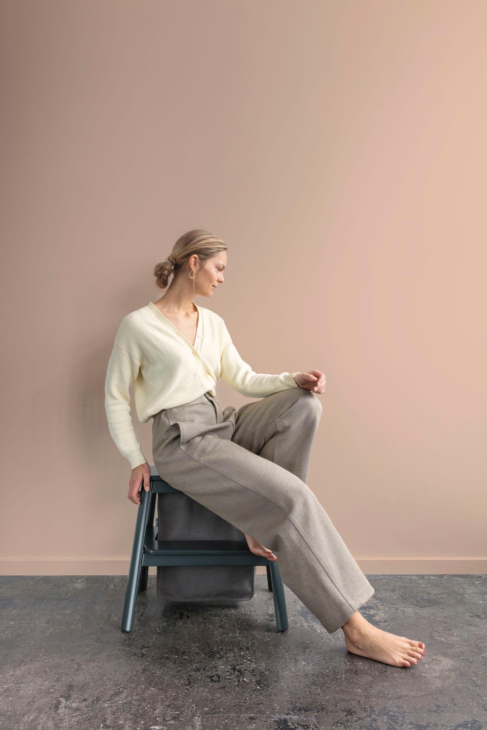 Stołek STEP IT UP rubinowy UMAGE Eye on Design