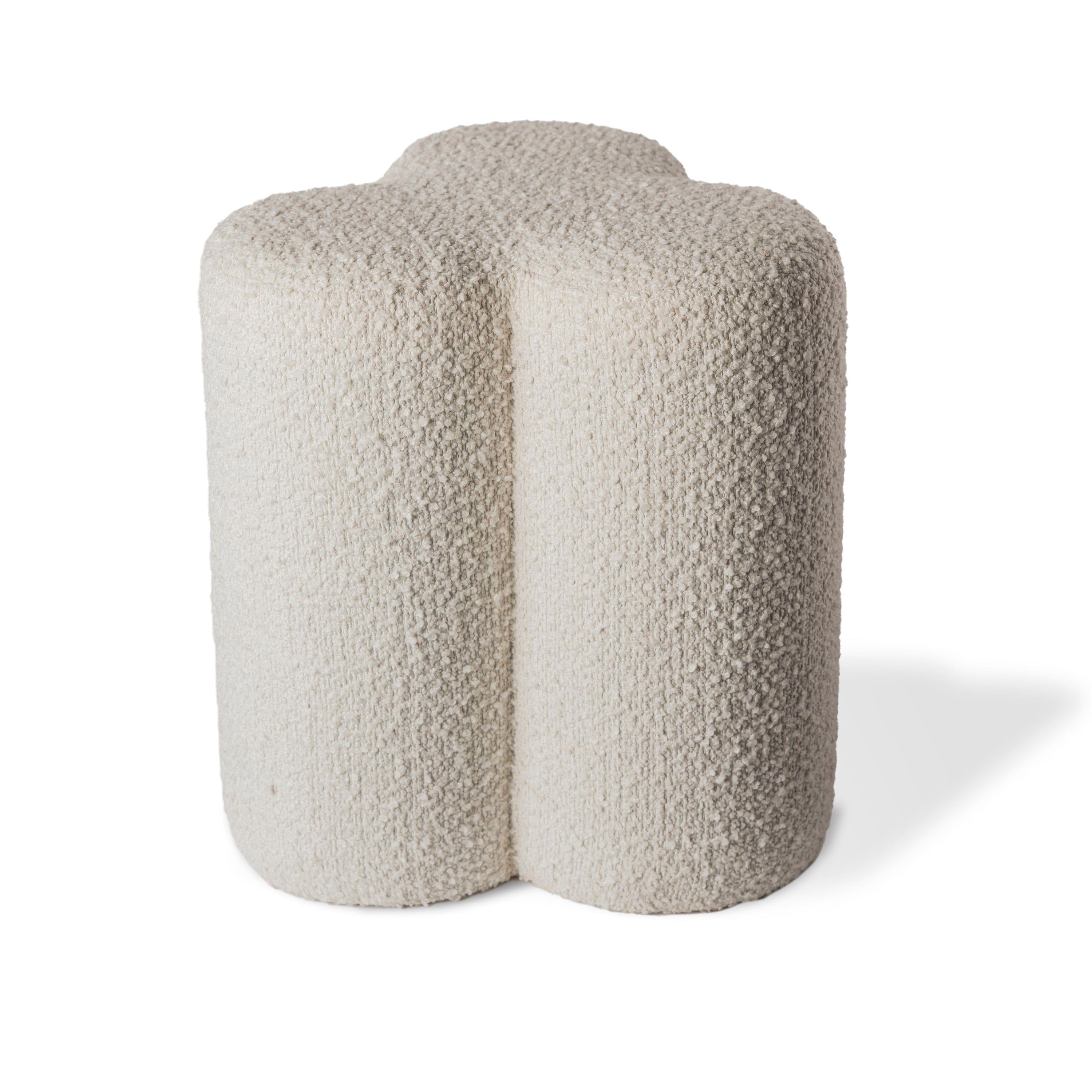 Stołek w tkaninie boucle CLOVER beżowy Pols Potten Eye on Design