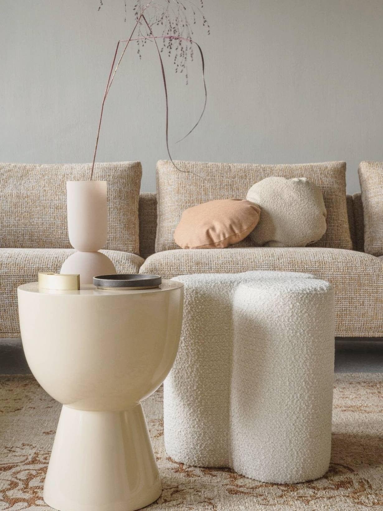 Stołek w tkaninie boucle CLOVER beżowy Pols Potten Eye on Design