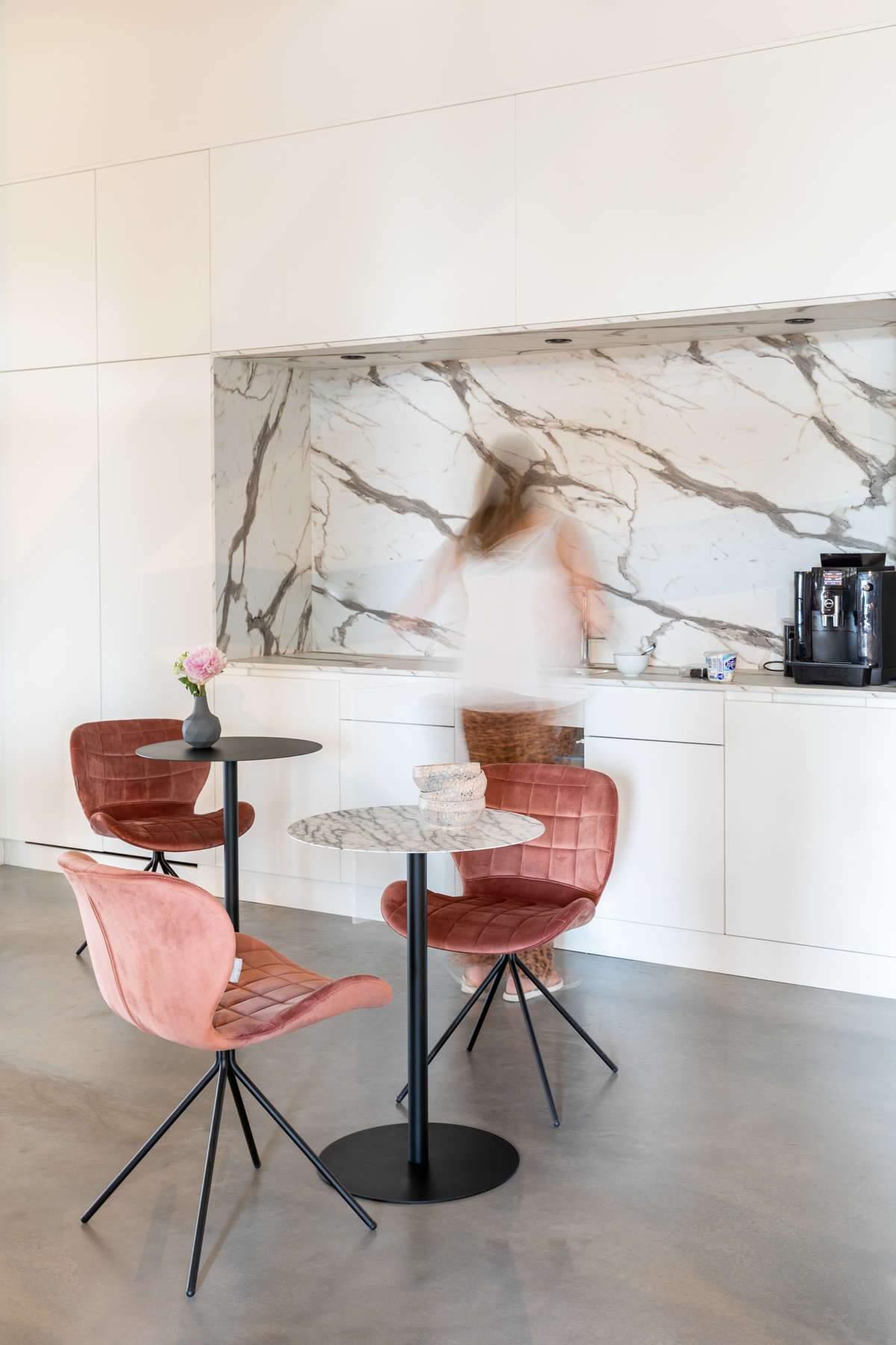 Stolik BISTRO SNOW okrągły czarny Zuiver Eye on Design