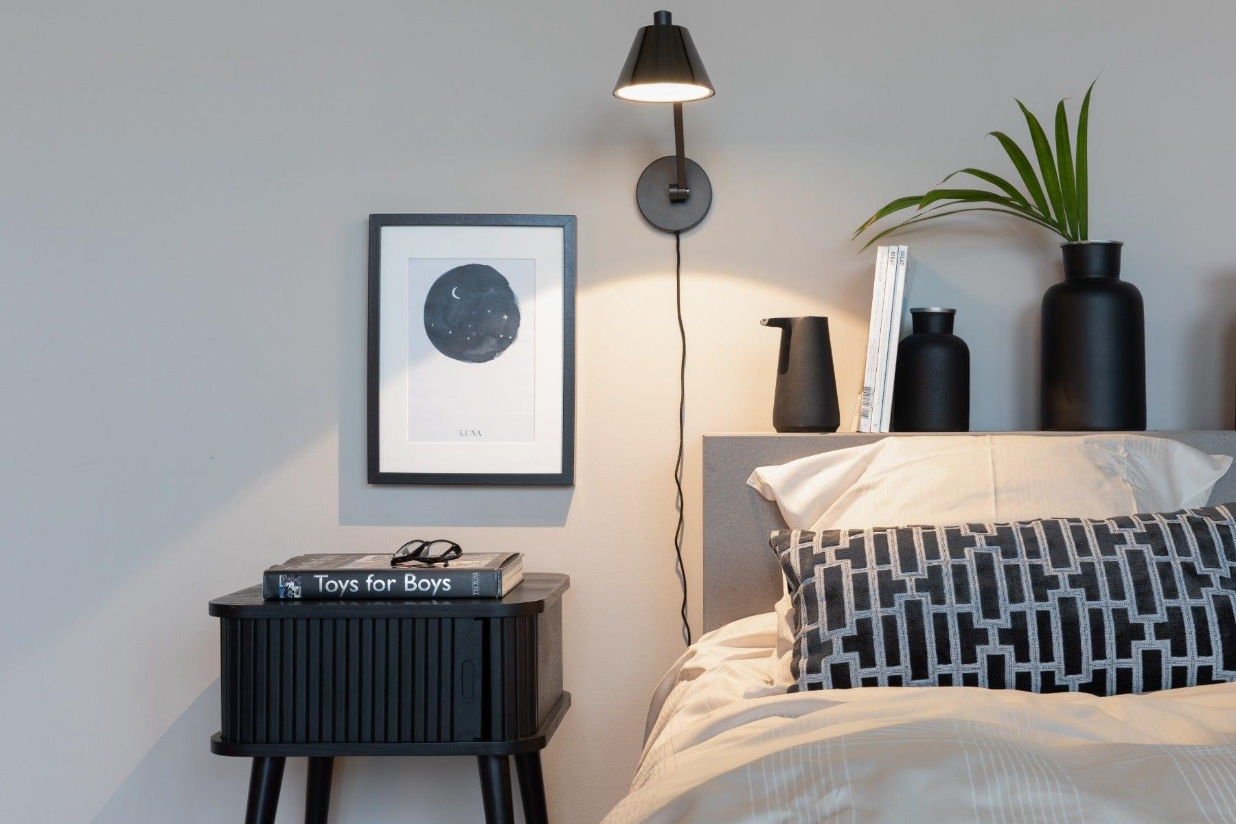 Stolik boczny BARBIER czarny dąb Zuiver Eye on Design