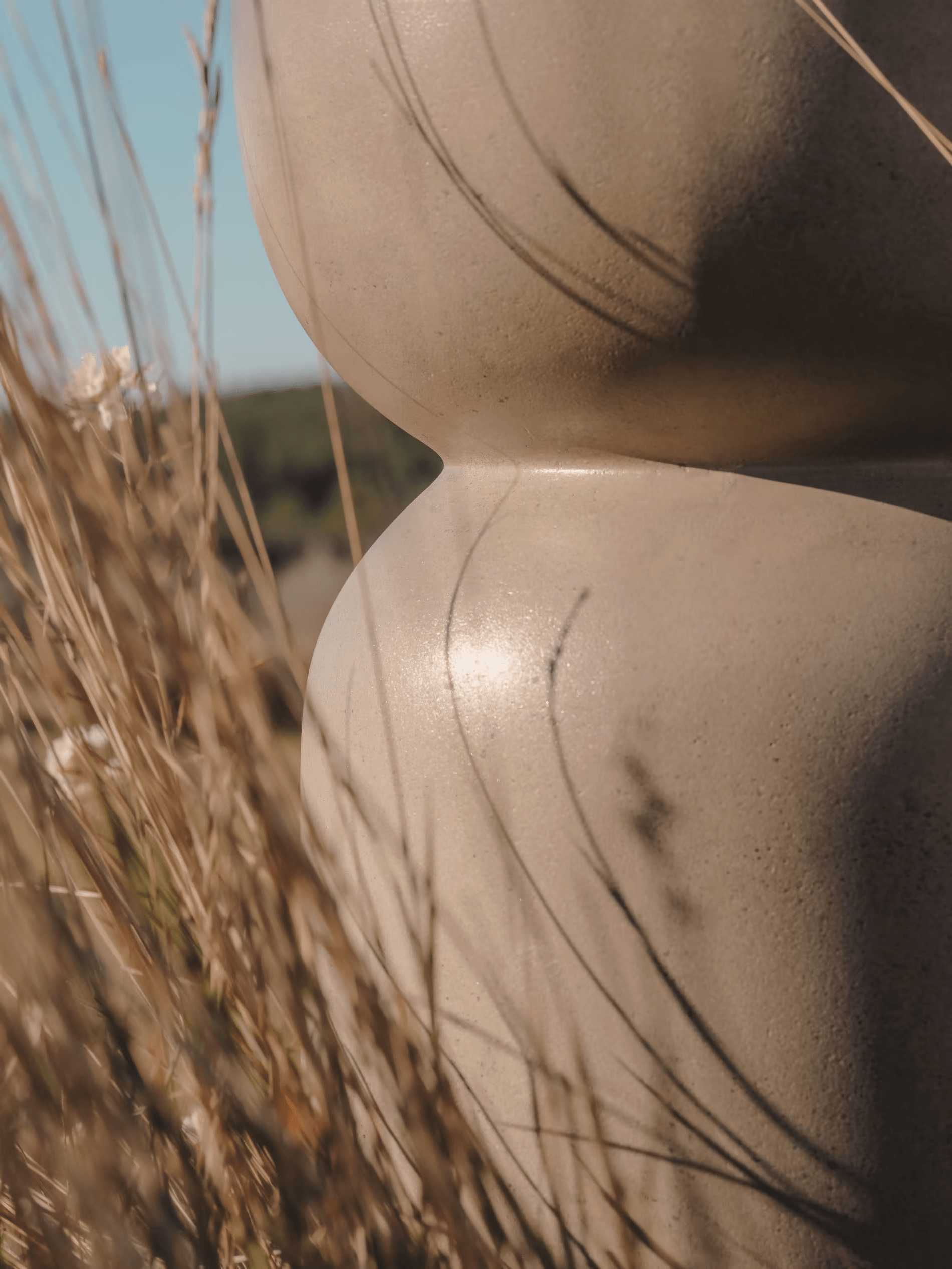 Stolik boczny cementowy GARBET szary La Forma Eye on Design