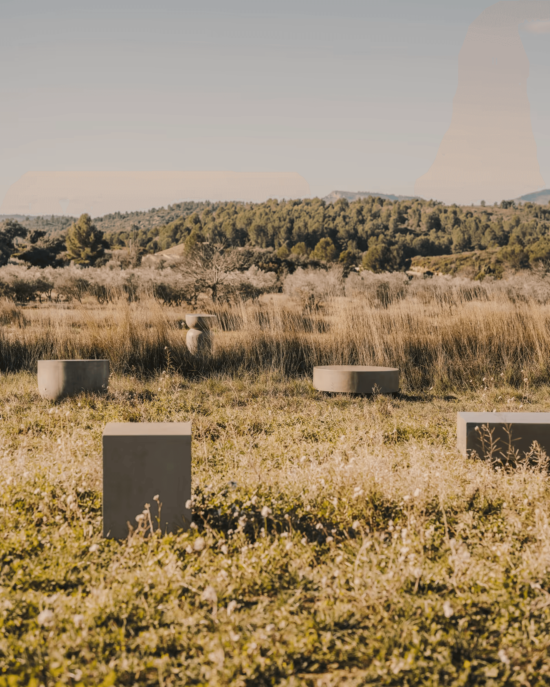 Stolik boczny cementowy GARBET szary La Forma Eye on Design