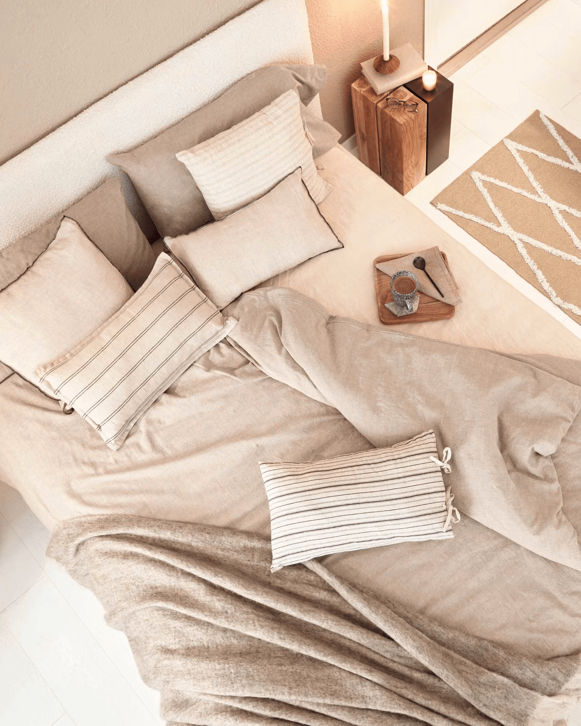 Stolik boczny KWANGO lite drewno tekowe La Forma Eye on Design