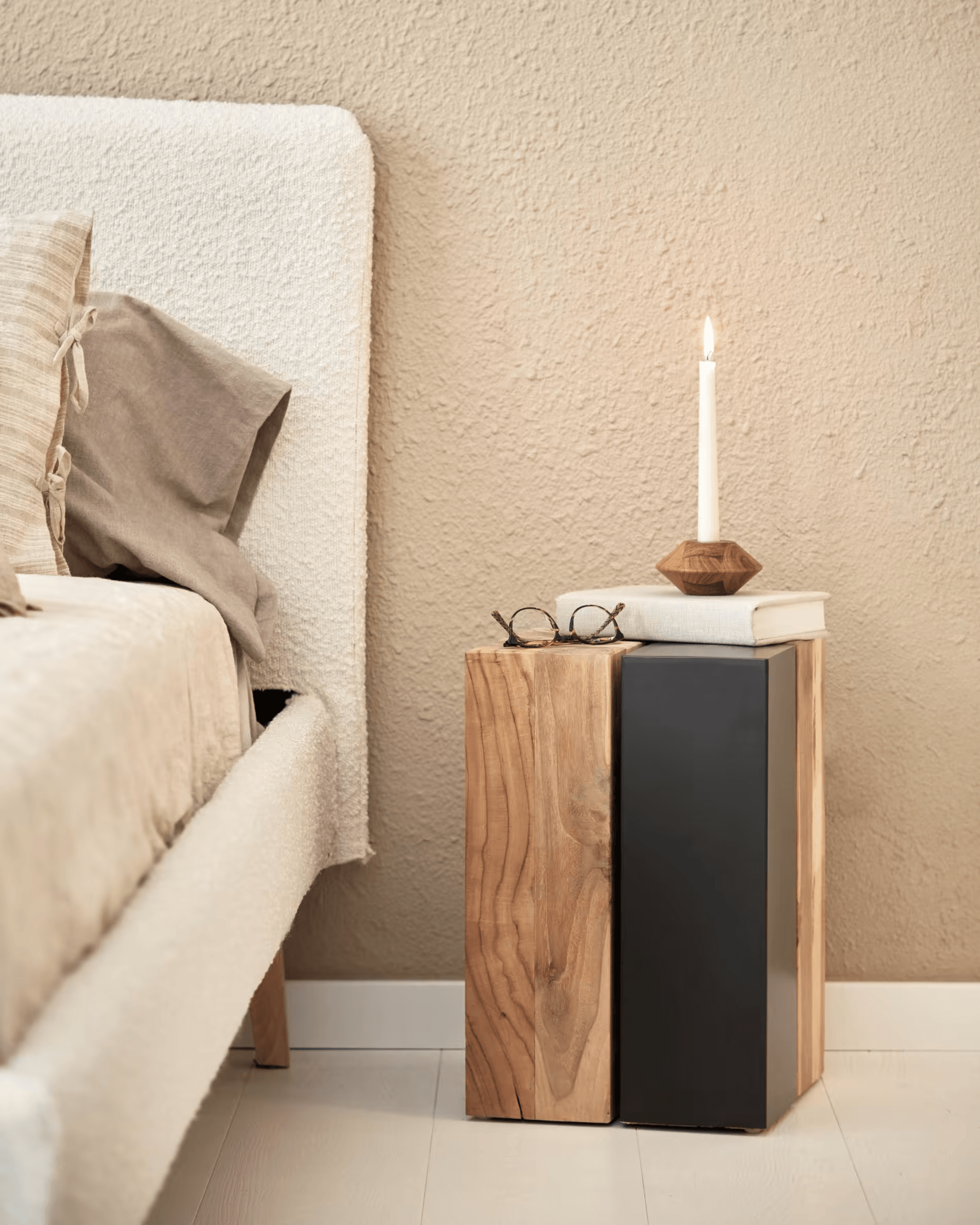 Stolik boczny KWANGO lite drewno tekowe La Forma Eye on Design