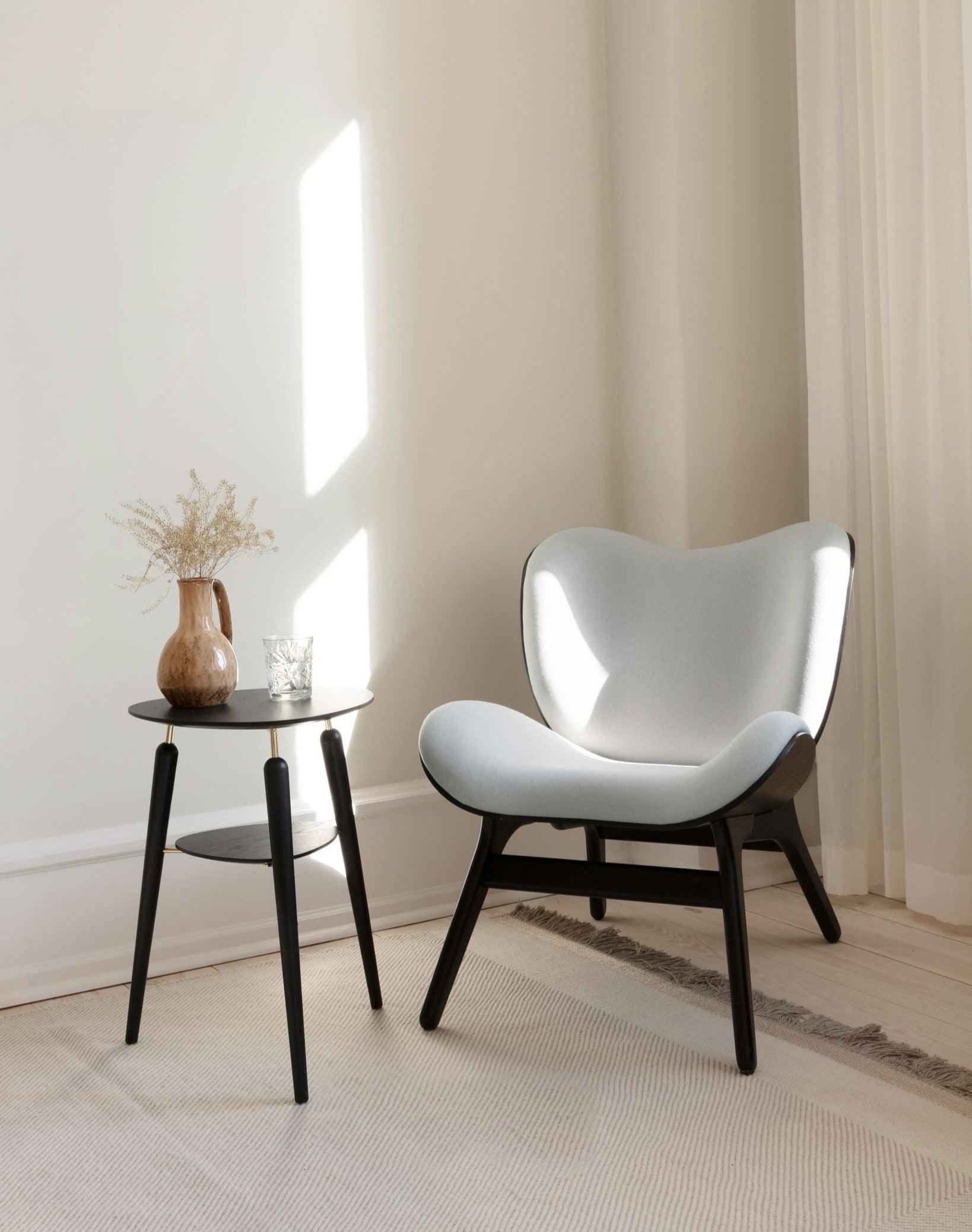 Stolik boczny MY SPOT czarny ze złotym wykończeniem UMAGE Eye on Design