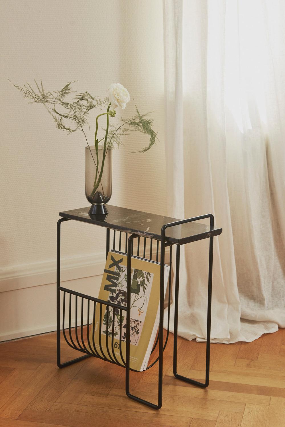 Stolik boczny na magazyny SINO czarny marmur z czarną podstawą AYTM Eye on Design