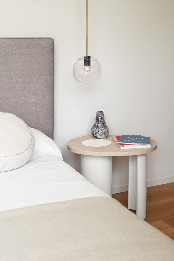 Stolik boczny NORI beżowy z drewnianym blatem Teulat Eye on Design