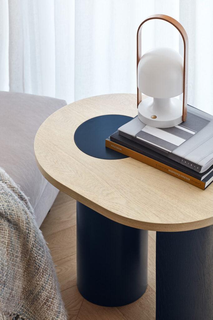 Stolik boczny NORI beżowy z drewnianym blatem Teulat Eye on Design