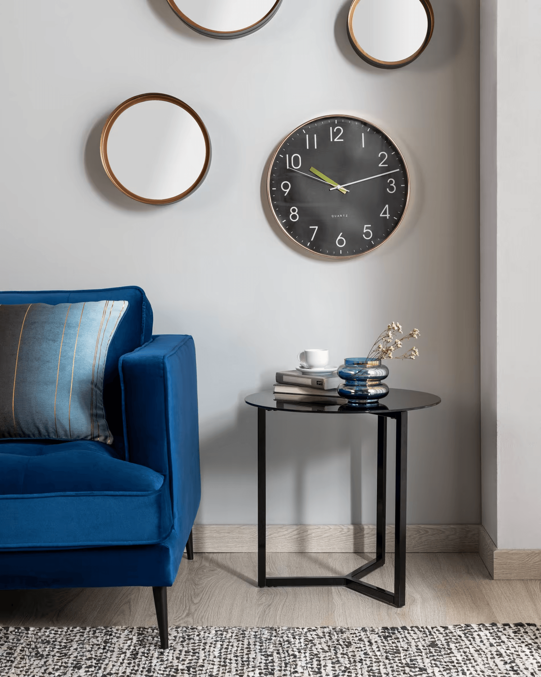 Stolik boczny RAEM czarny szklany blat La Forma Eye on Design