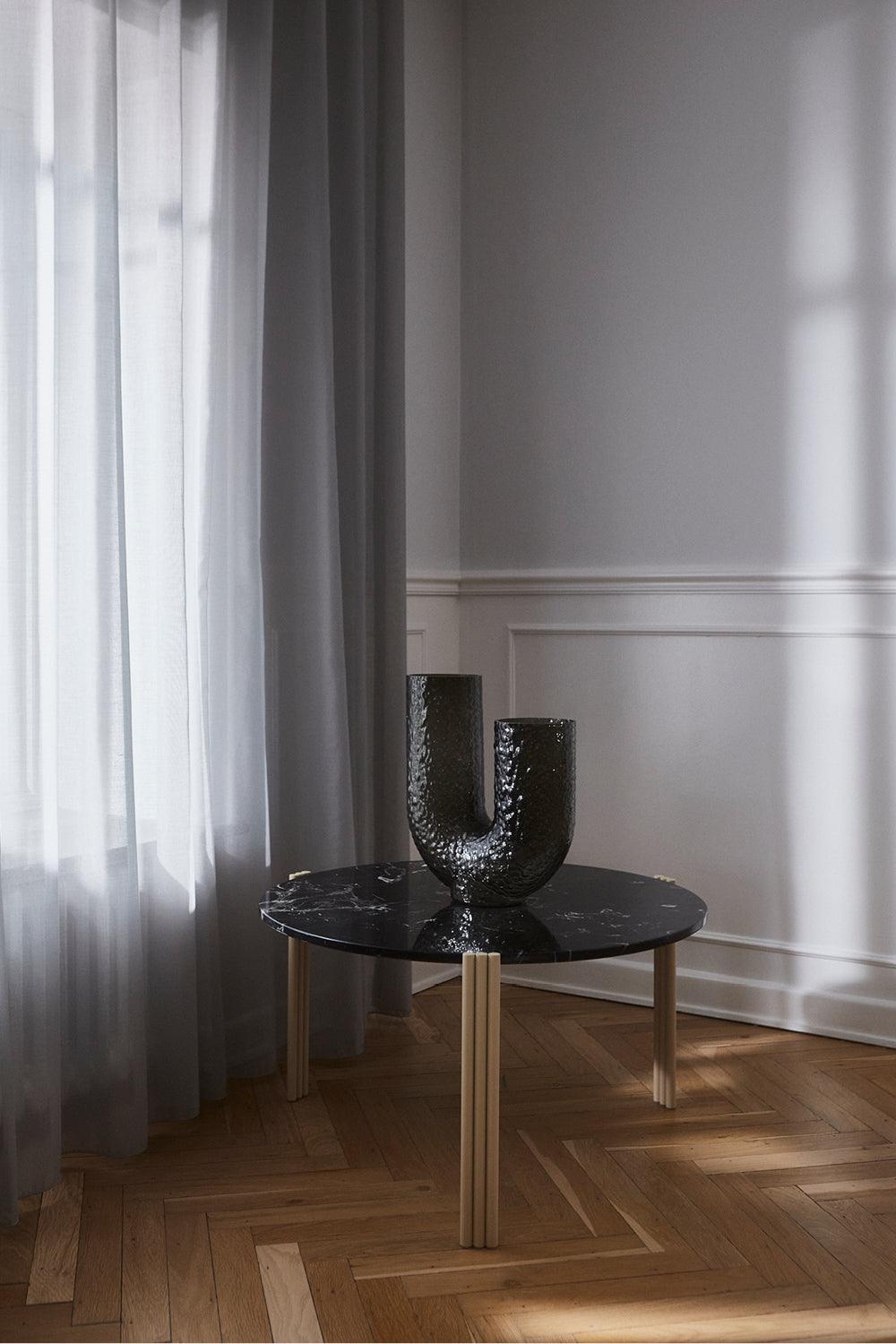 Stolik boczny TRIBUS czarny marmur z beżową podstawą AYTM Eye on Design