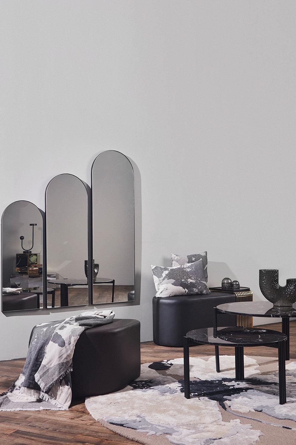 Stolik boczny TRIBUS czarny marmur z czarną podstawą AYTM Eye on Design