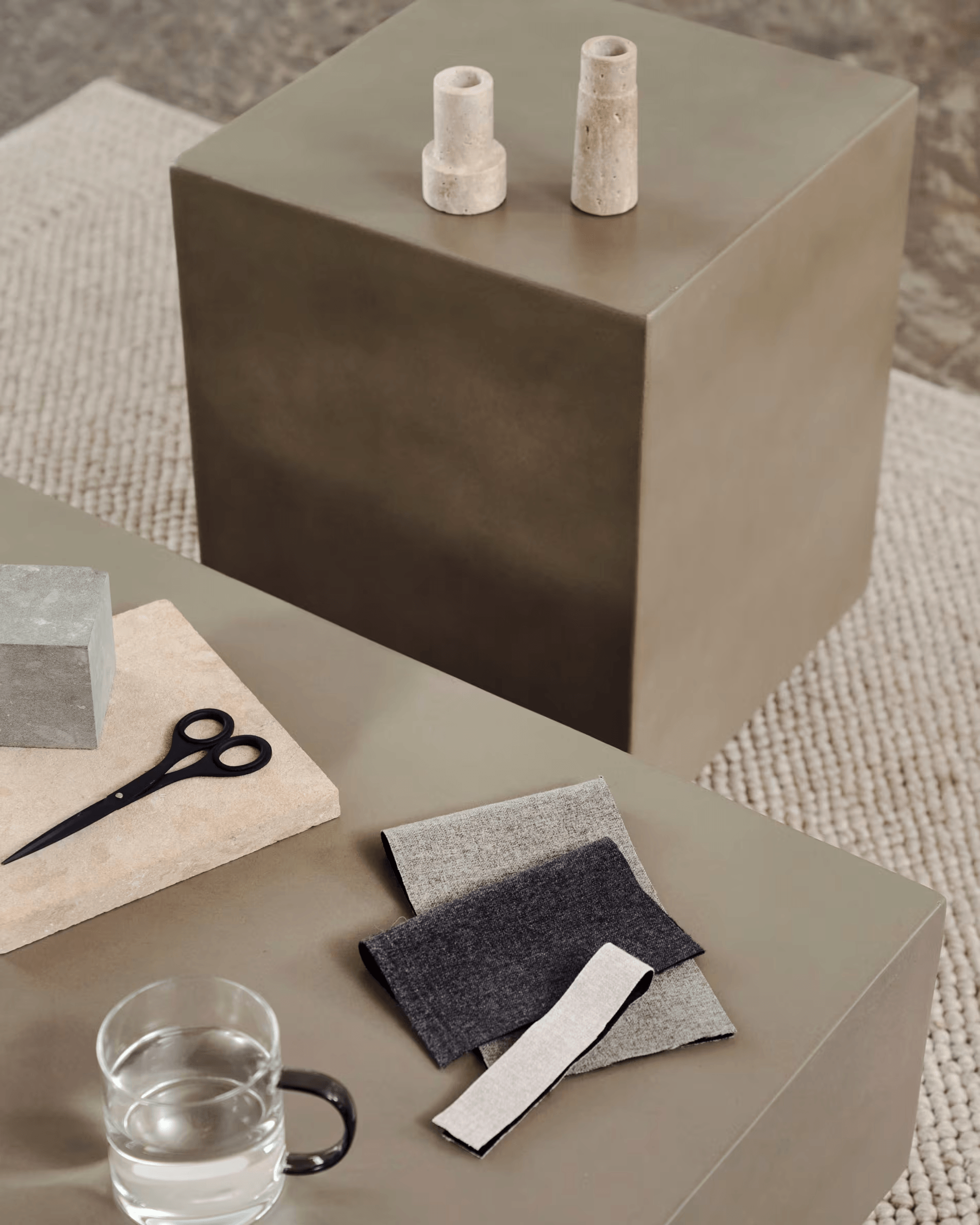 Stolik boczny z cementu RUSTELLA szary La Forma Eye on Design