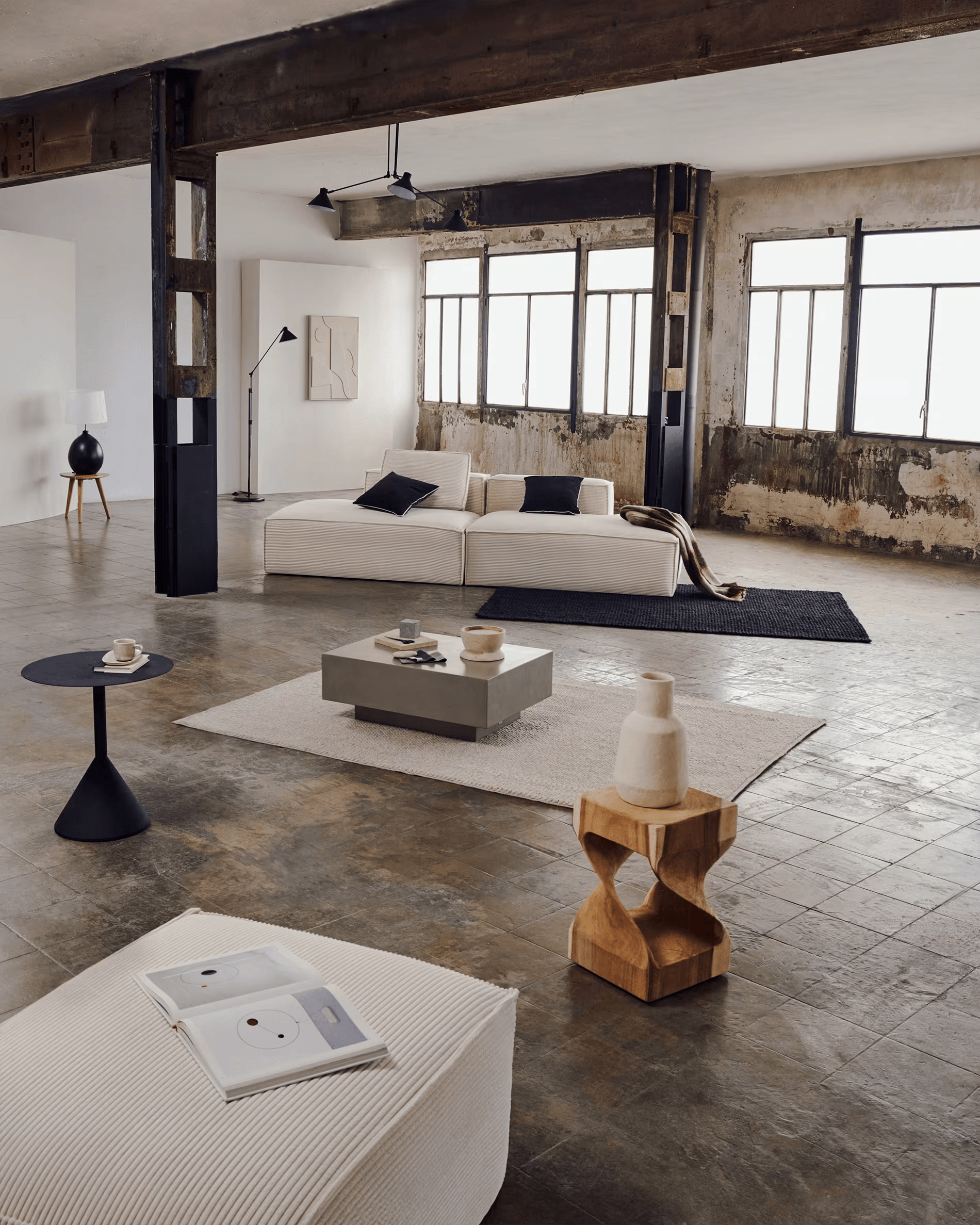 Stolik boczny z rzeźbionym wnętrzem HAKON lite drewno mungur La Forma Eye on Design