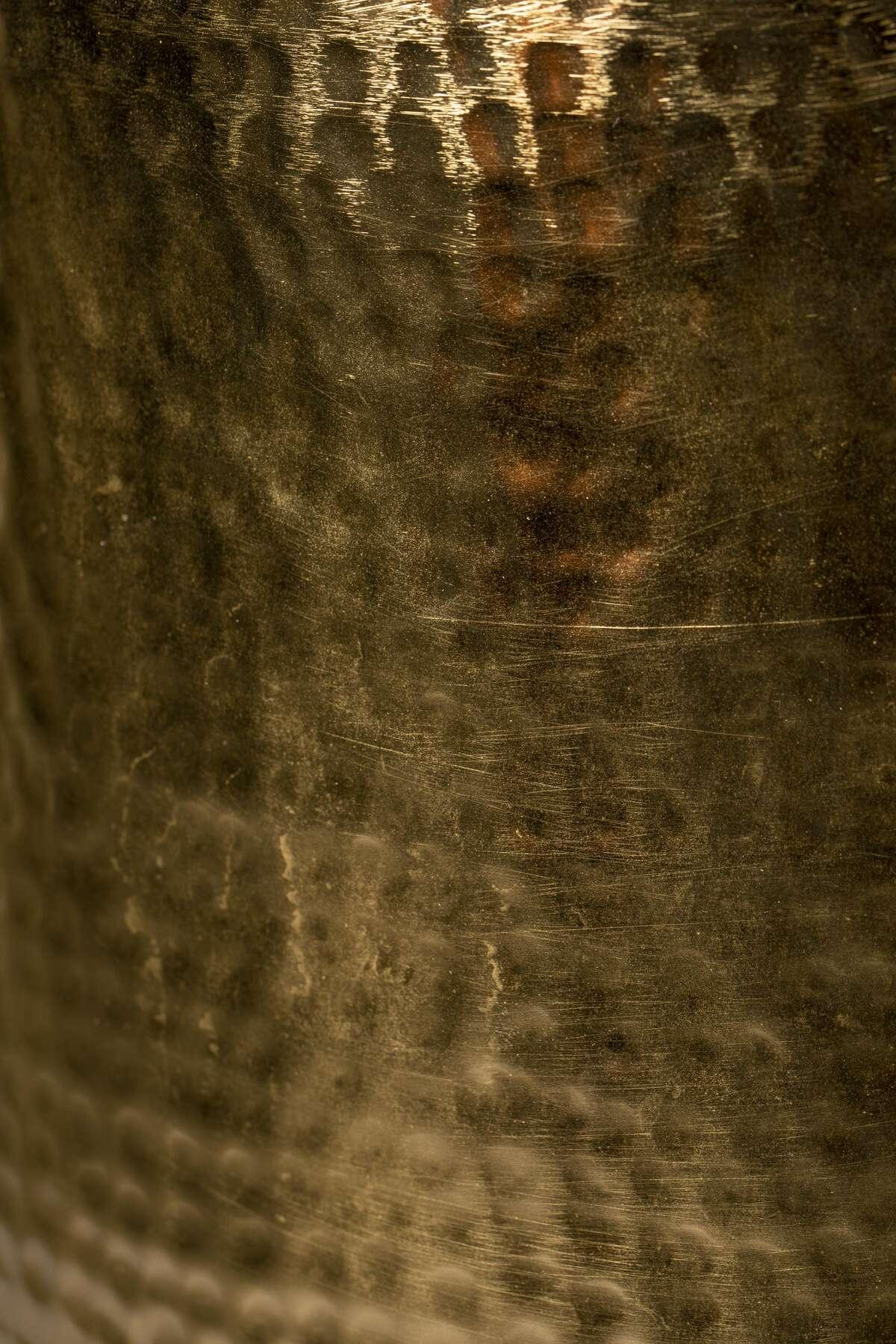 Stolik kawowy CAVE bursztynowy Dutchbone Eye on Design