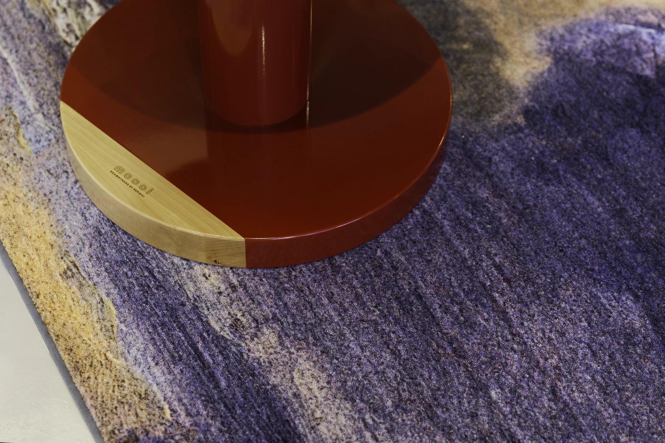 Stolik kawowy COMMON COMARDES TAILOR bordowy Moooi Eye on Design