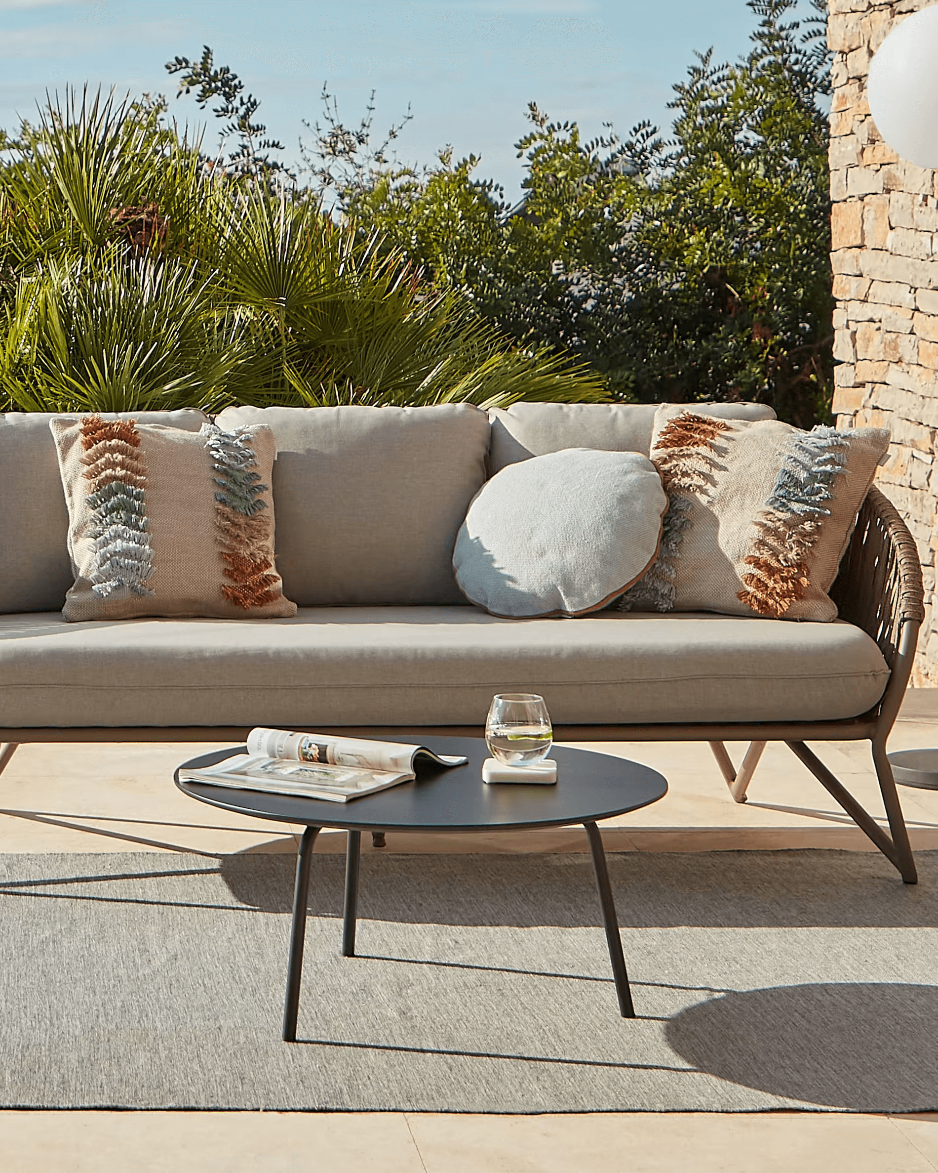 Stolik kawowy ogrodowy MATHIS czarny La Forma Eye on Design