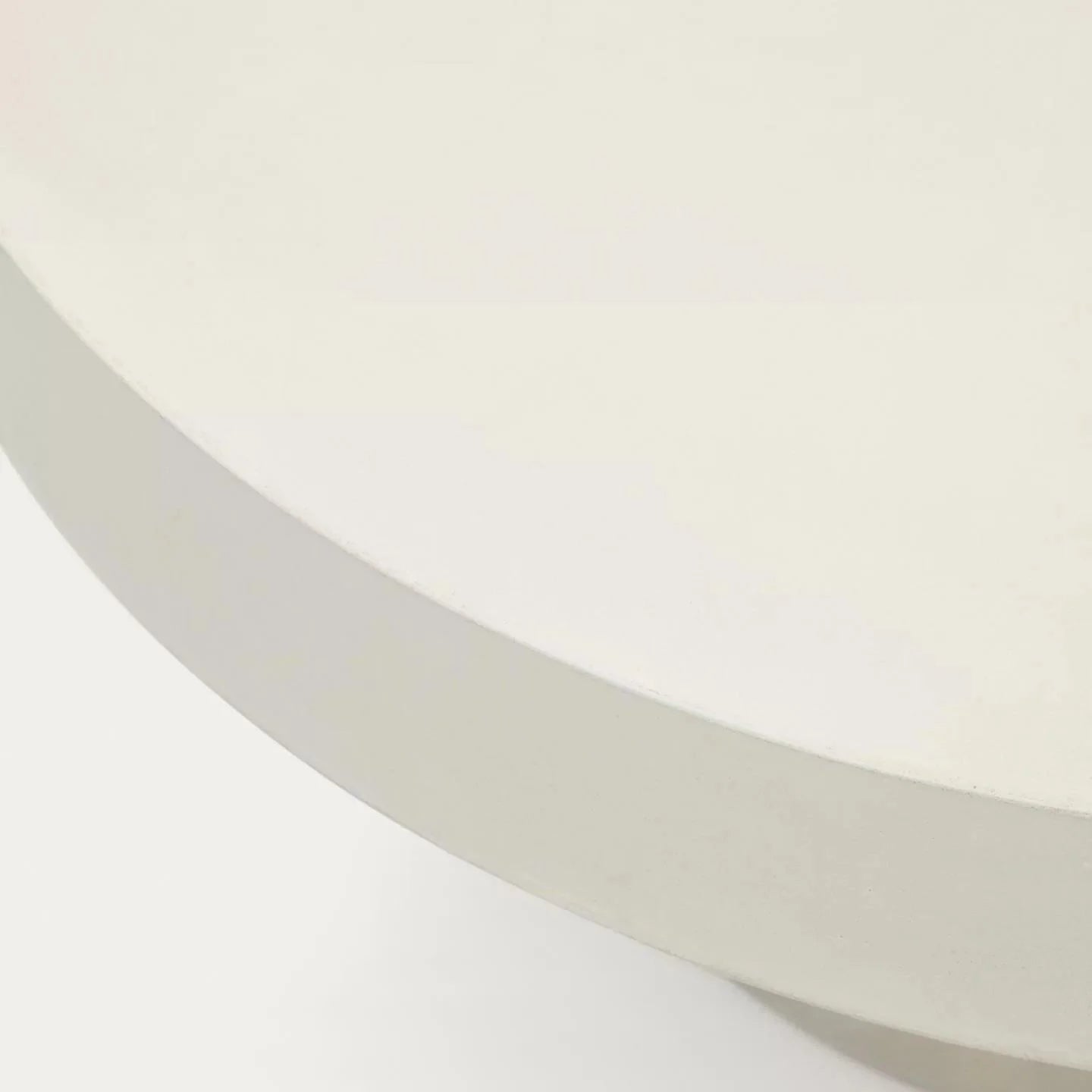 Stolik kawowy z cementu AIGUABLAVA kremowy La Forma Eye on Design