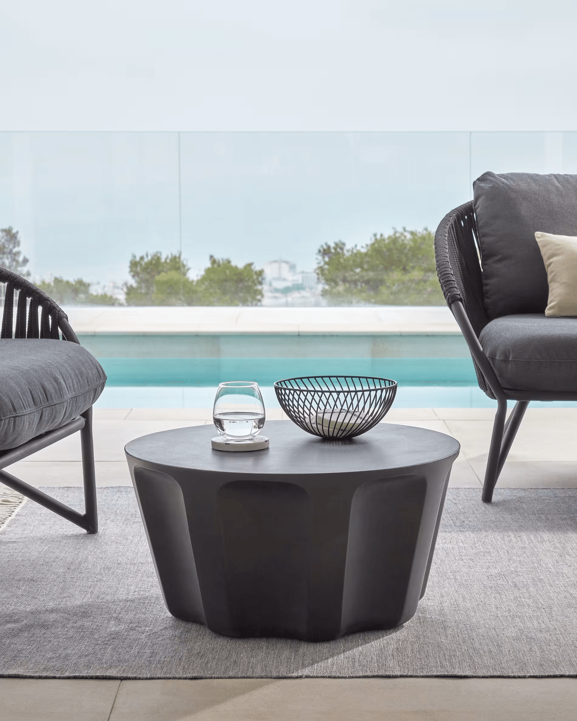 Stolik kawowy zewnętrzny VILANDRA czarny La Forma Eye on Design