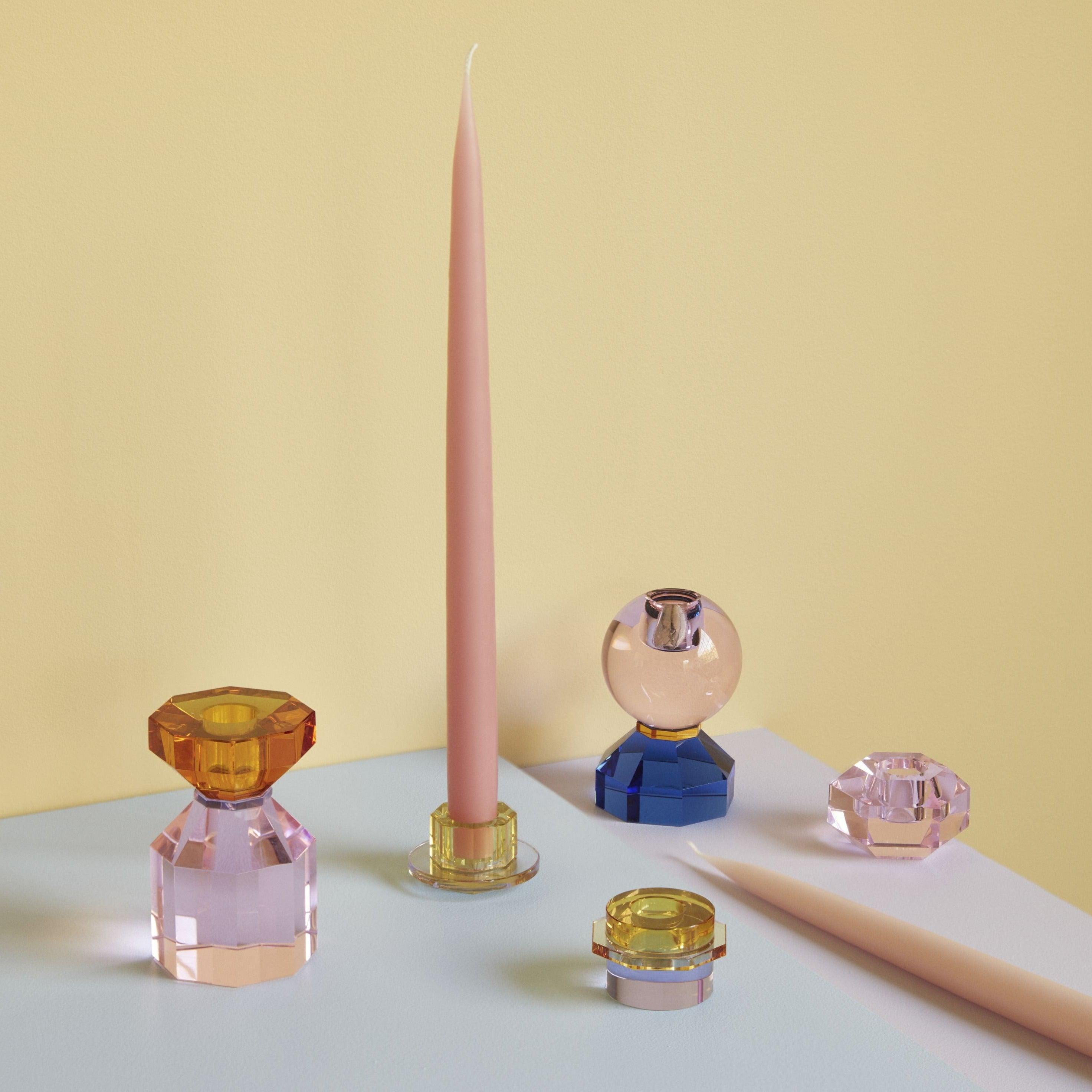 Świecznik GEM bursztynowy z różową podstawą Hübsch Eye on Design