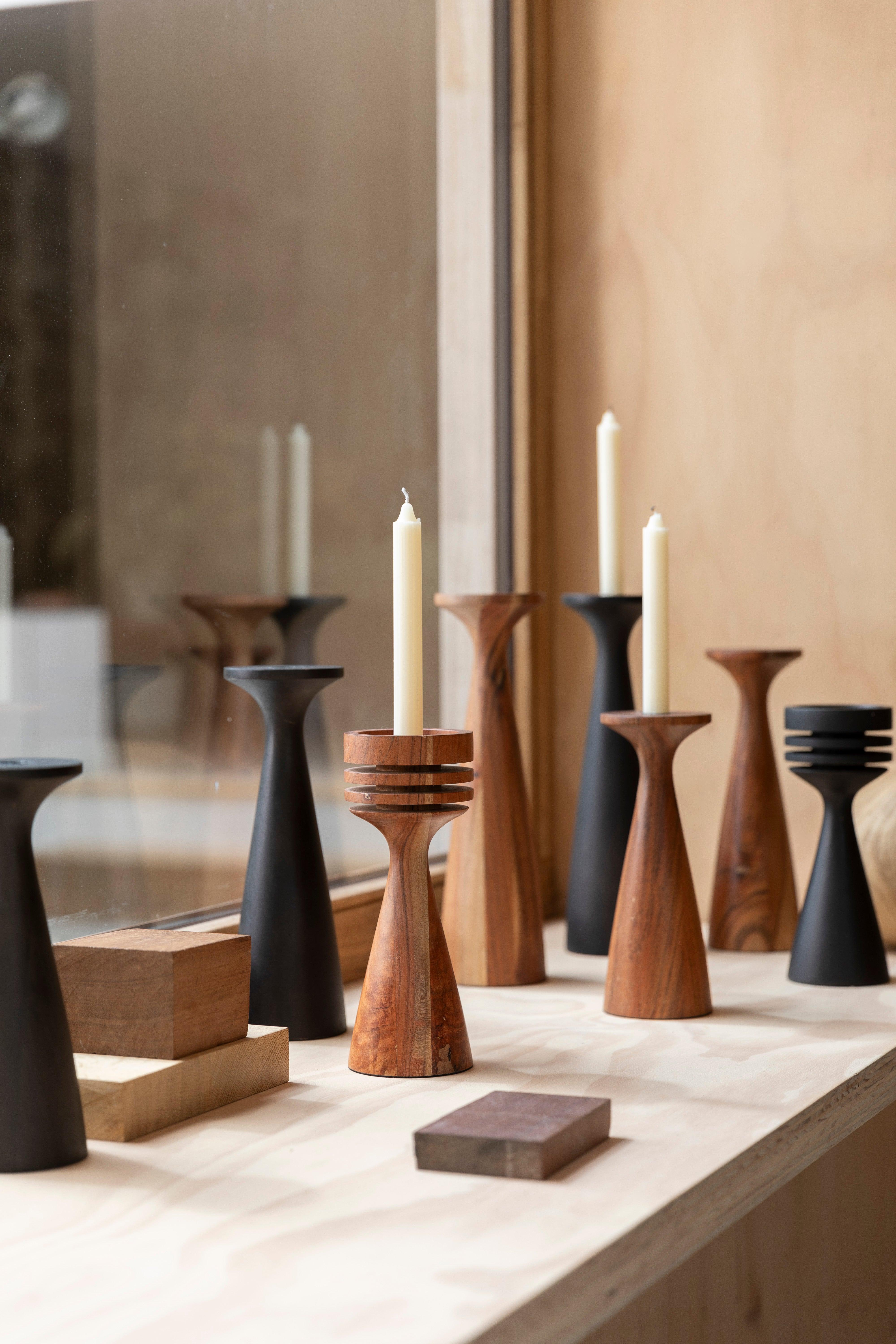 Świecznik HOOVER drewno akacjowe Zuiver Eye on Design