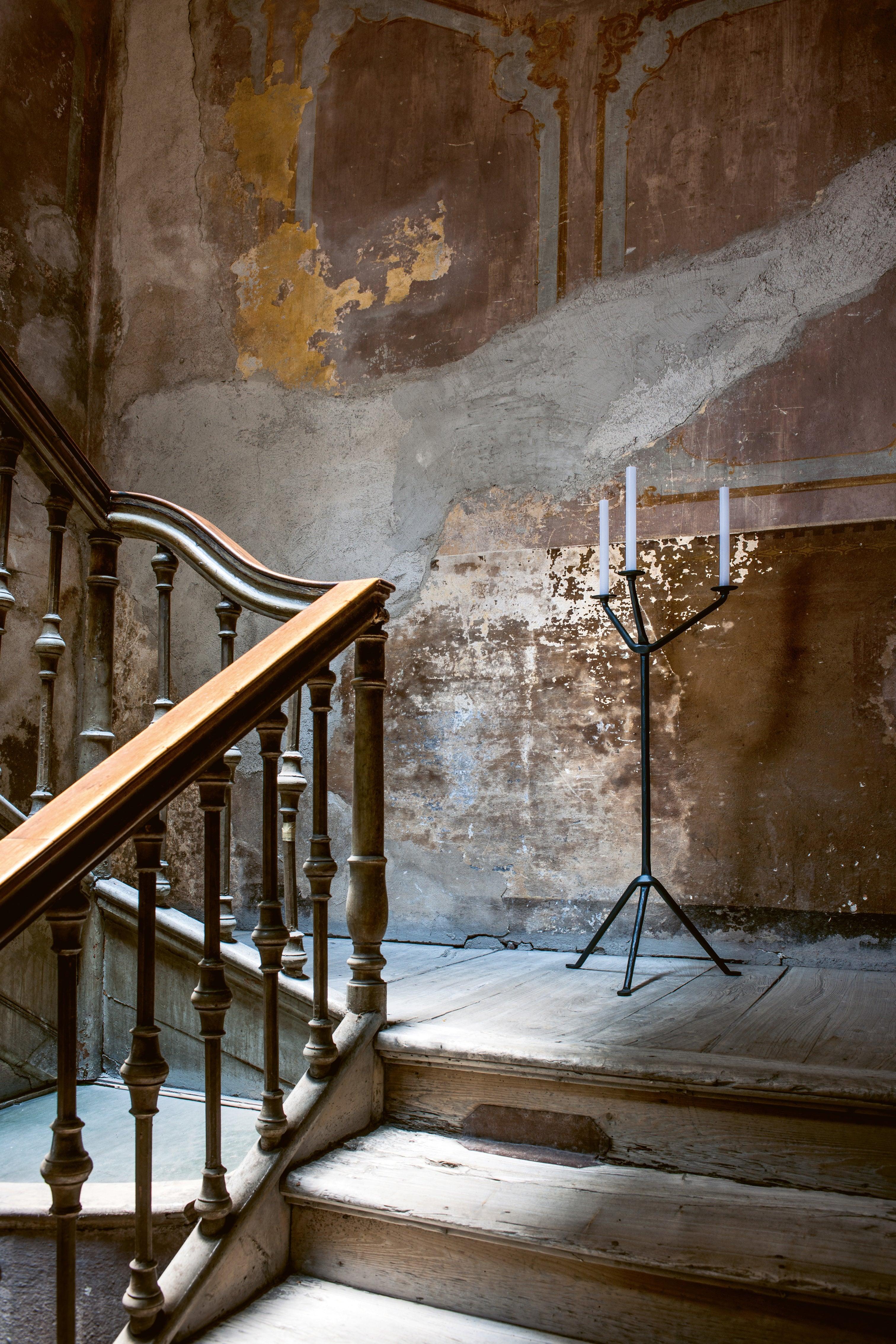 Świecznik podłogowy OFFICINA antracytowy Magis Eye on Design