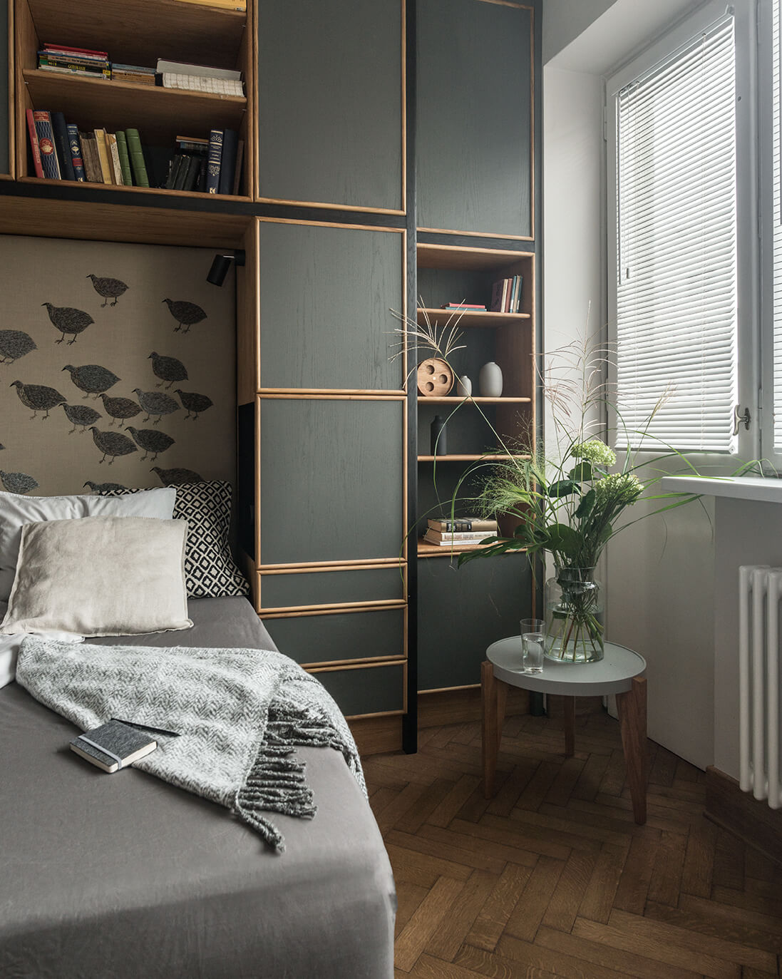 Tisch BONTRI graue Platte mit Holzuntergestell