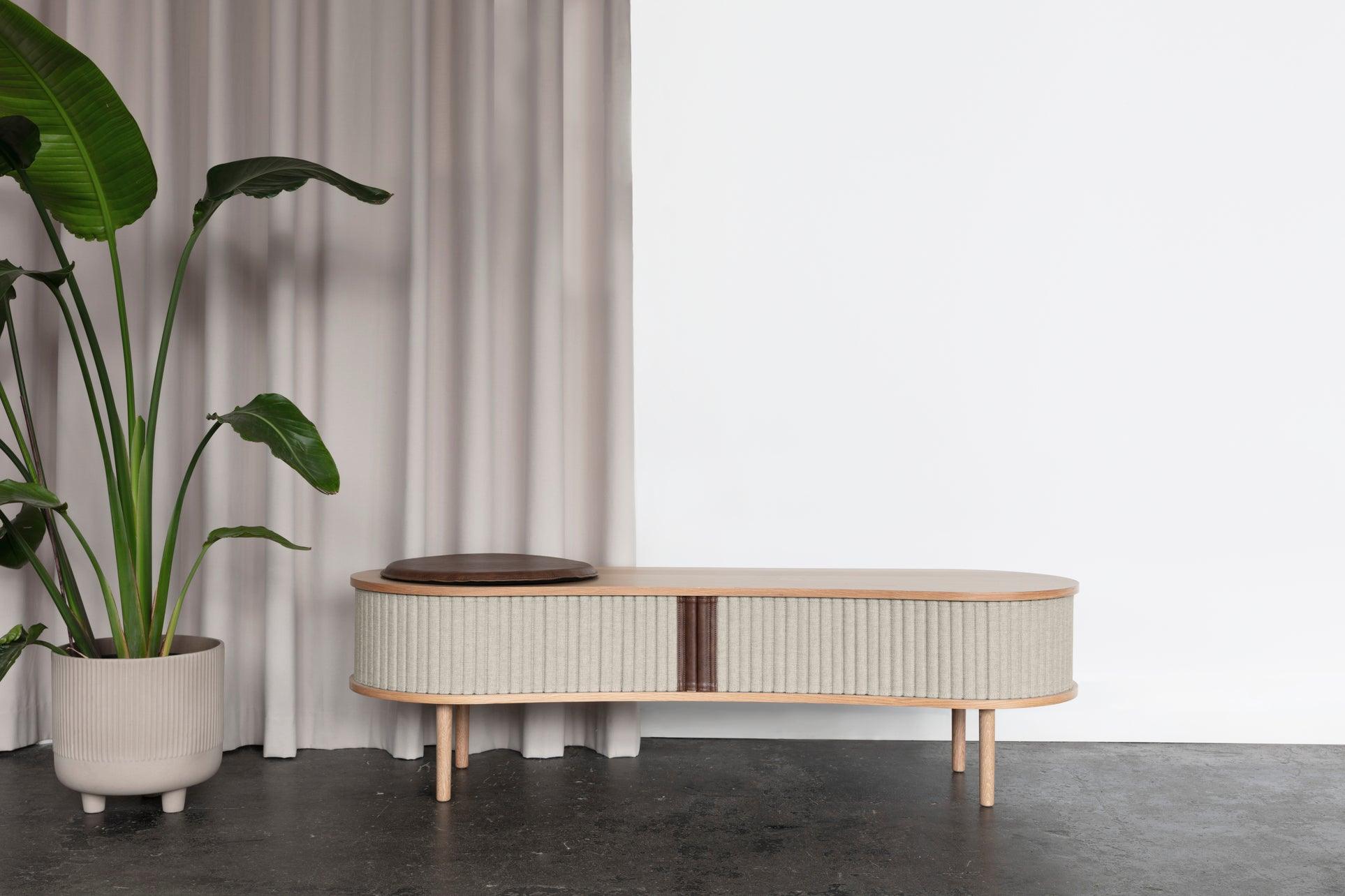 Szafka RTV AUDACIOUS beżowy z dębem UMAGE Eye on Design