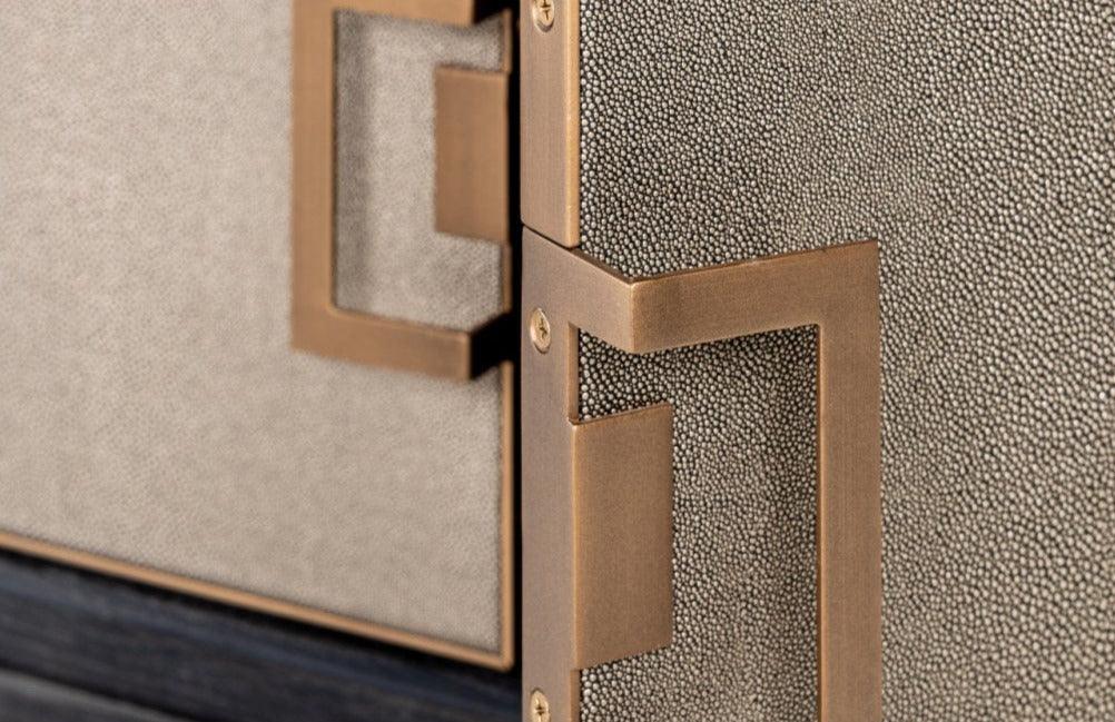 Szafka RTV BLOOMINGVILLE drewno dębowe ze złotym Richmond Interiors Eye on Design