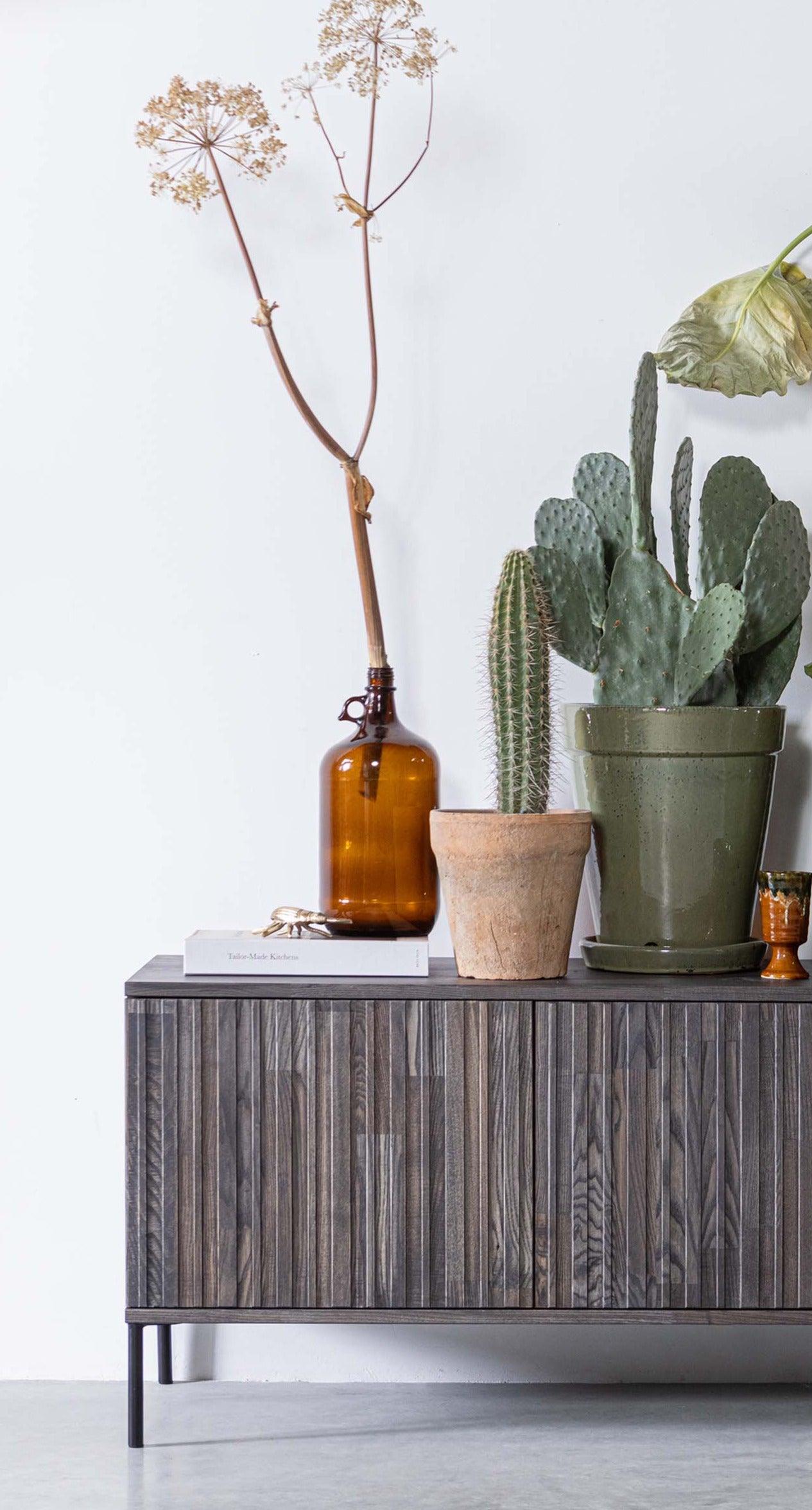 Szafka RTV GRAVURE brązowe drewno jesionowe Woood Exclusive Eye on Design