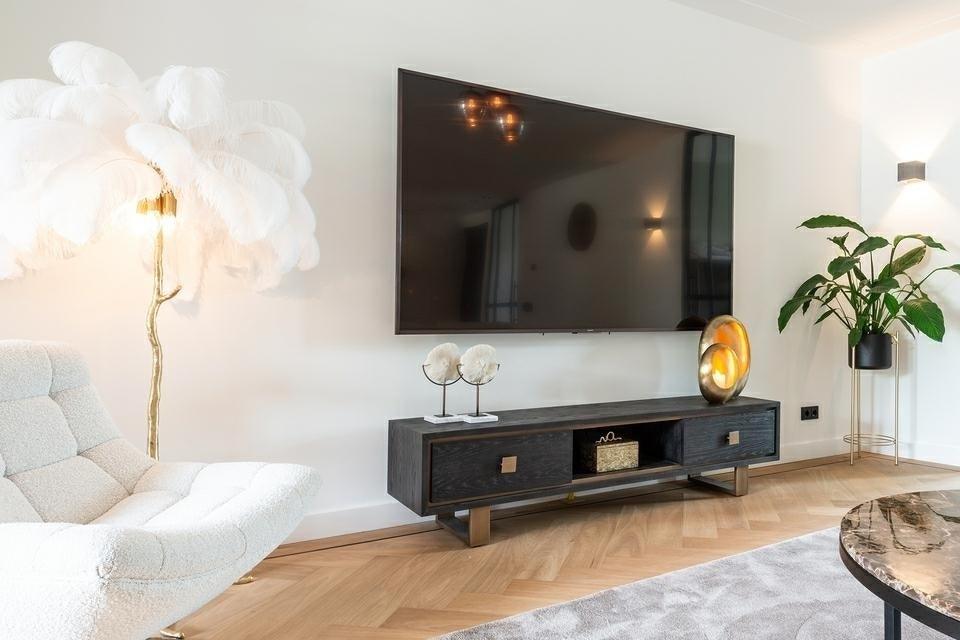 Szafka RTV HUNTER mosiądz Richmond Interiors Eye on Design