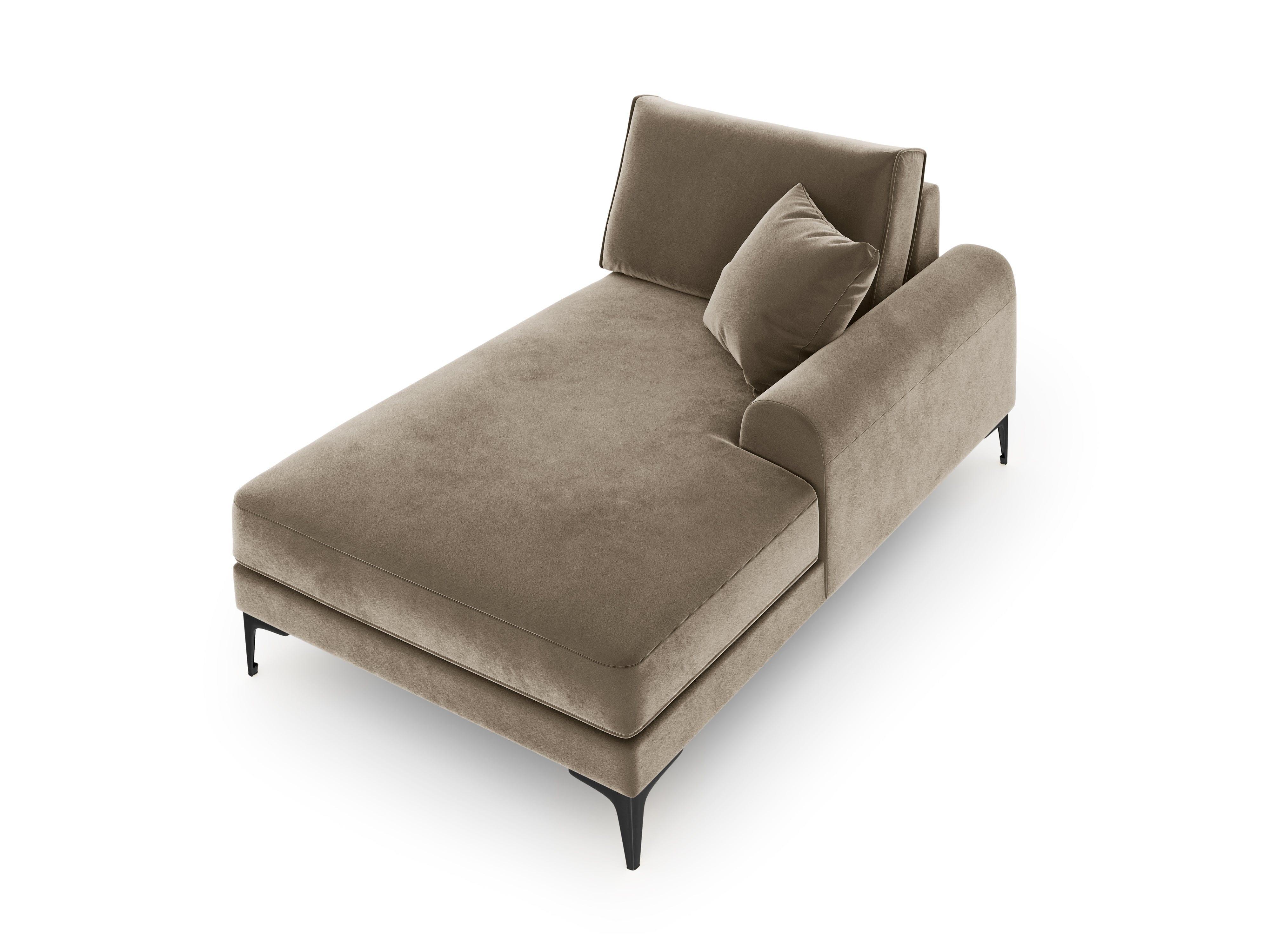 Szezlong aksamitny prawostronny MADARA cappuccino z czarną podstawą Mazzini Sofas Eye on Design