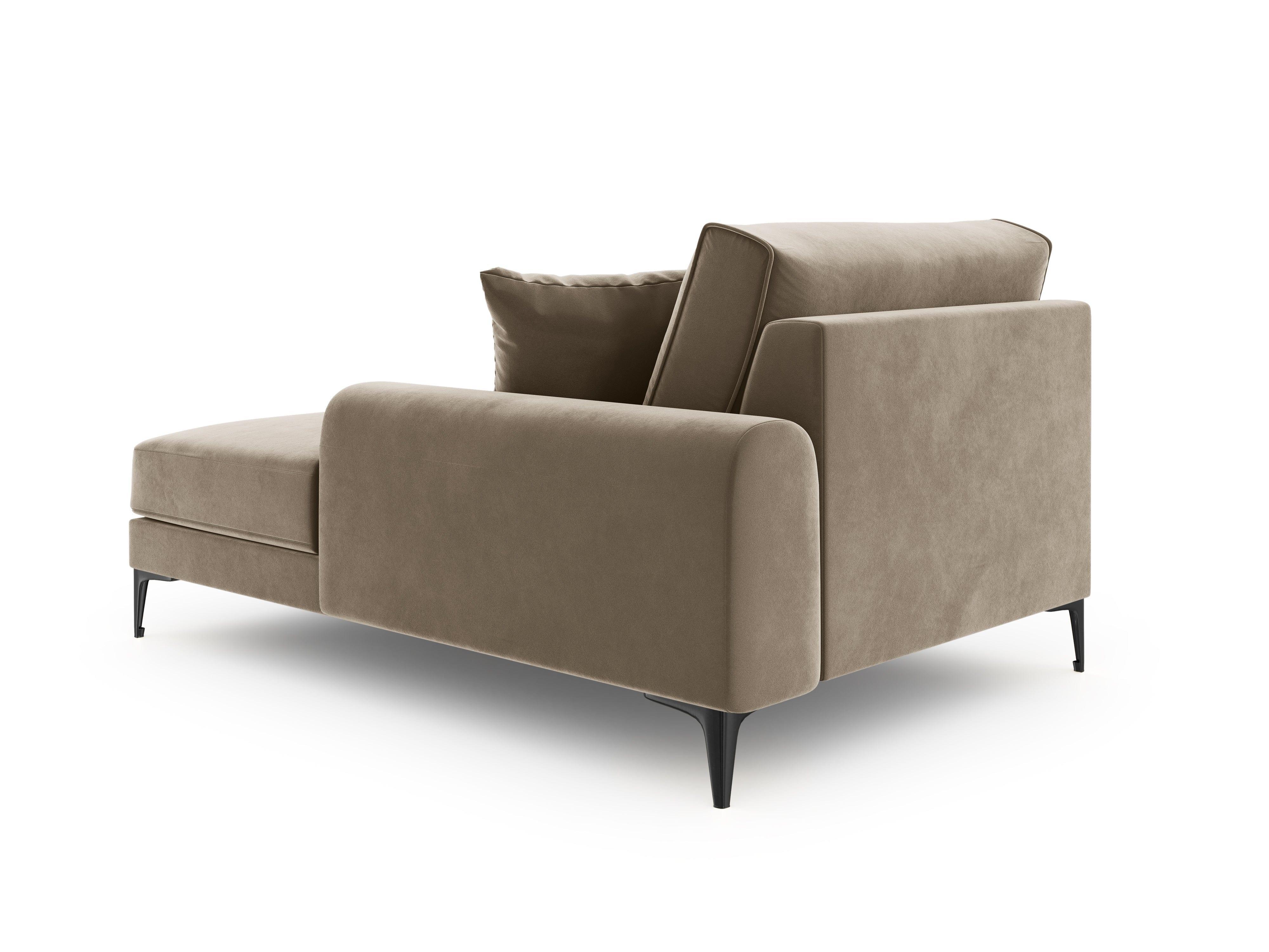 Szezlong aksamitny prawostronny MADARA cappuccino z czarną podstawą Mazzini Sofas Eye on Design