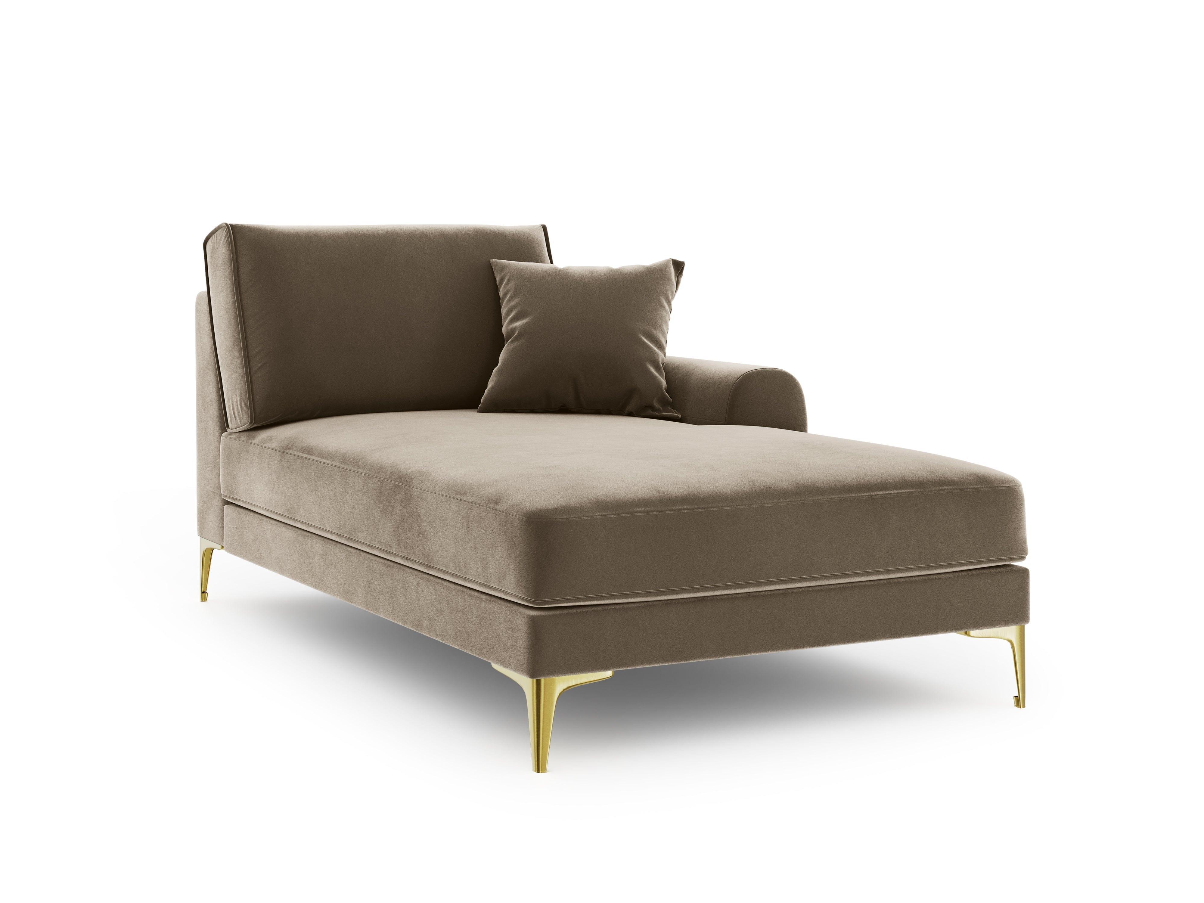 Szezlong aksamitny prawostronny MADARA cappuccino ze złotą podstawą Mazzini Sofas Eye on Design