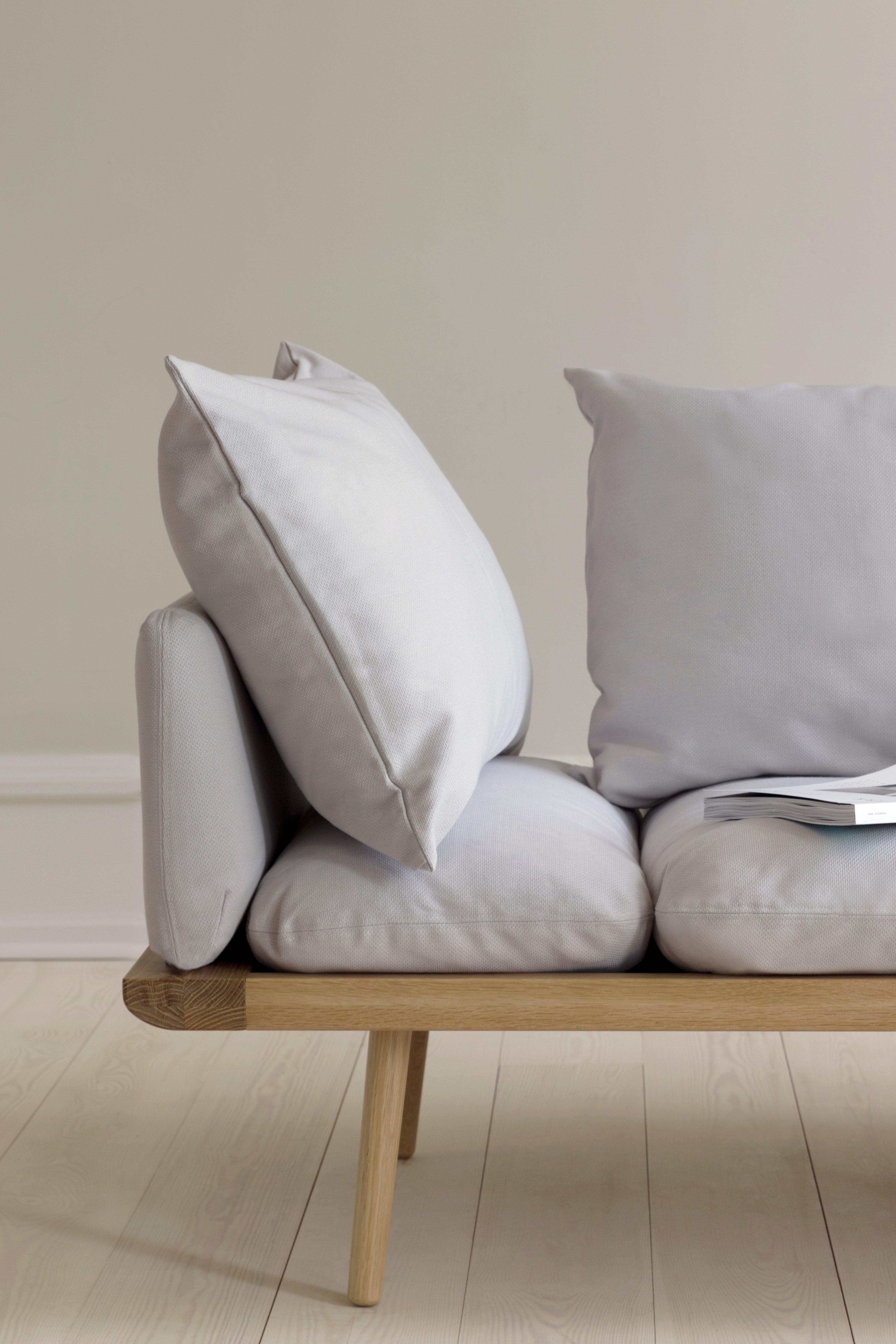 Szezlong LOUNGE AROUND baby blue z dębową podstawą UMAGE Eye on Design