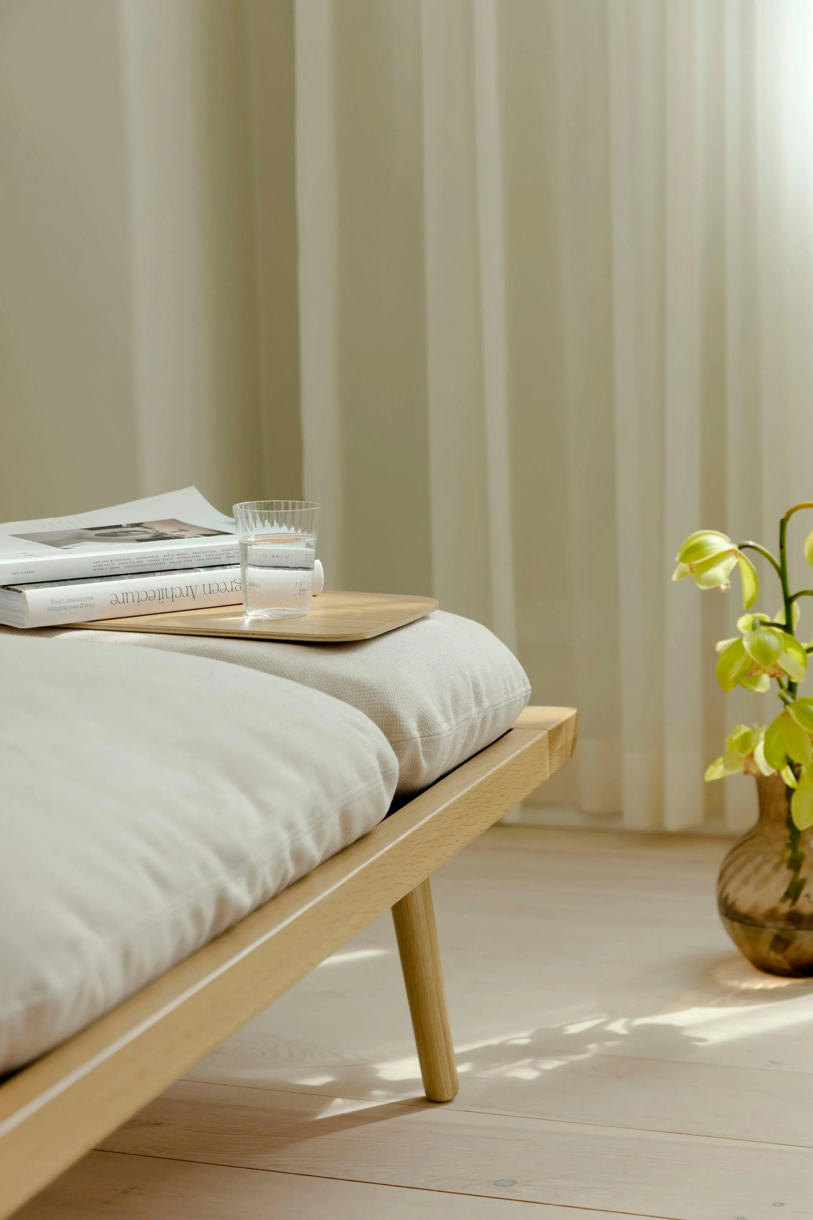 Szezlong LOUNGE AROUND karmelowy z dębową podstawą – drewno dębowe