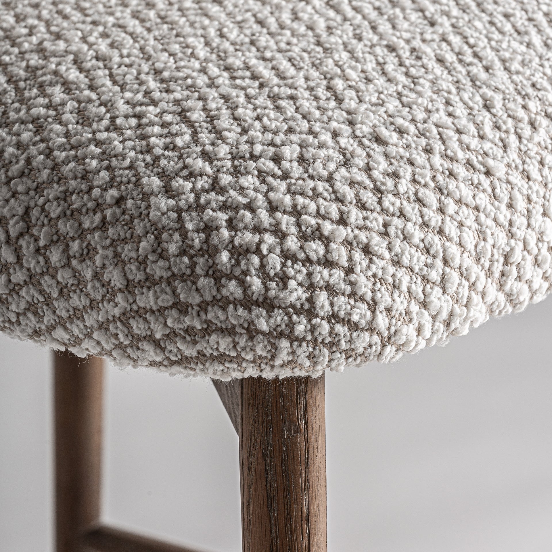 Hocker ERLEC lichtbeige met een donkere essen basis
