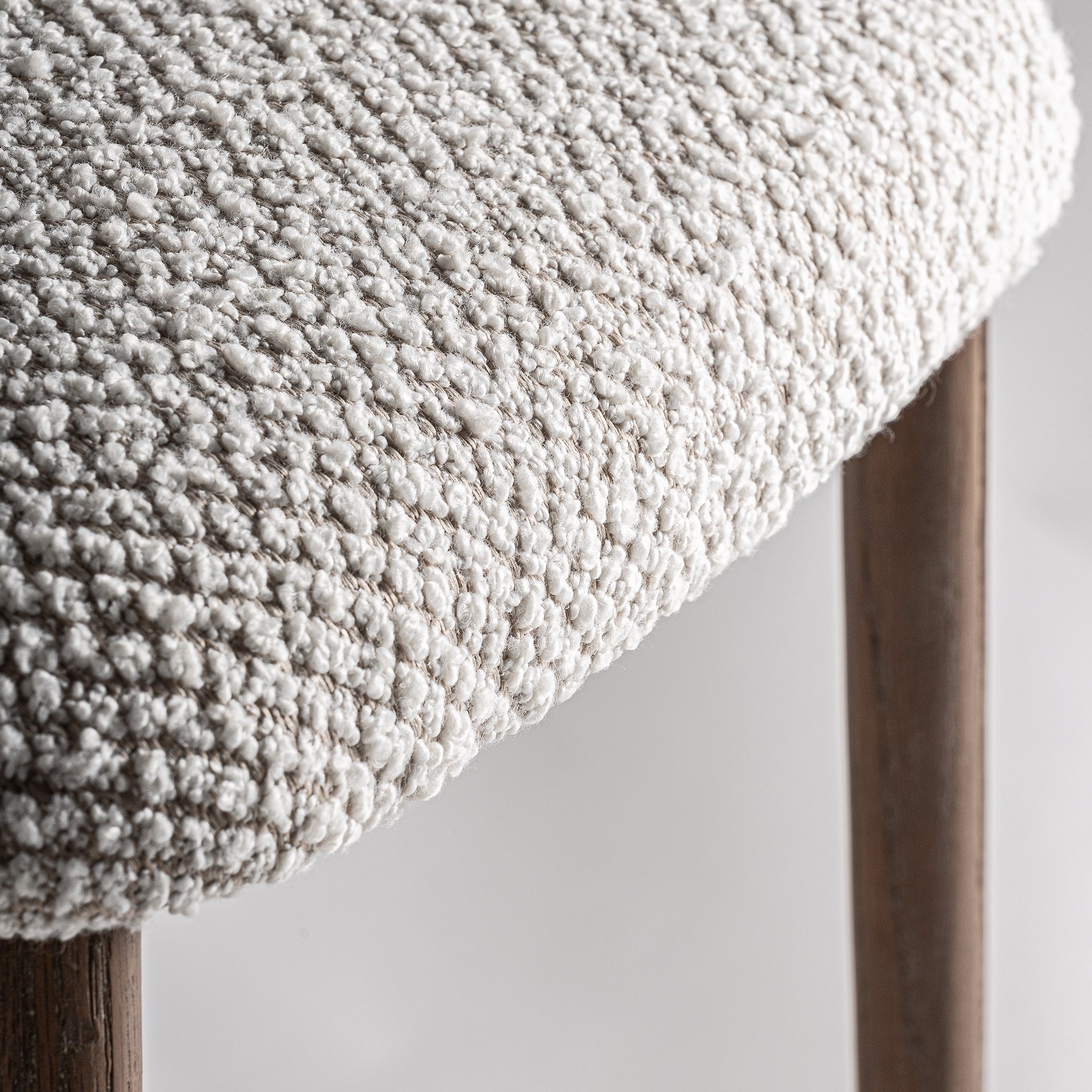 Hocker ERLEC lichtbeige met een donkere essen basis