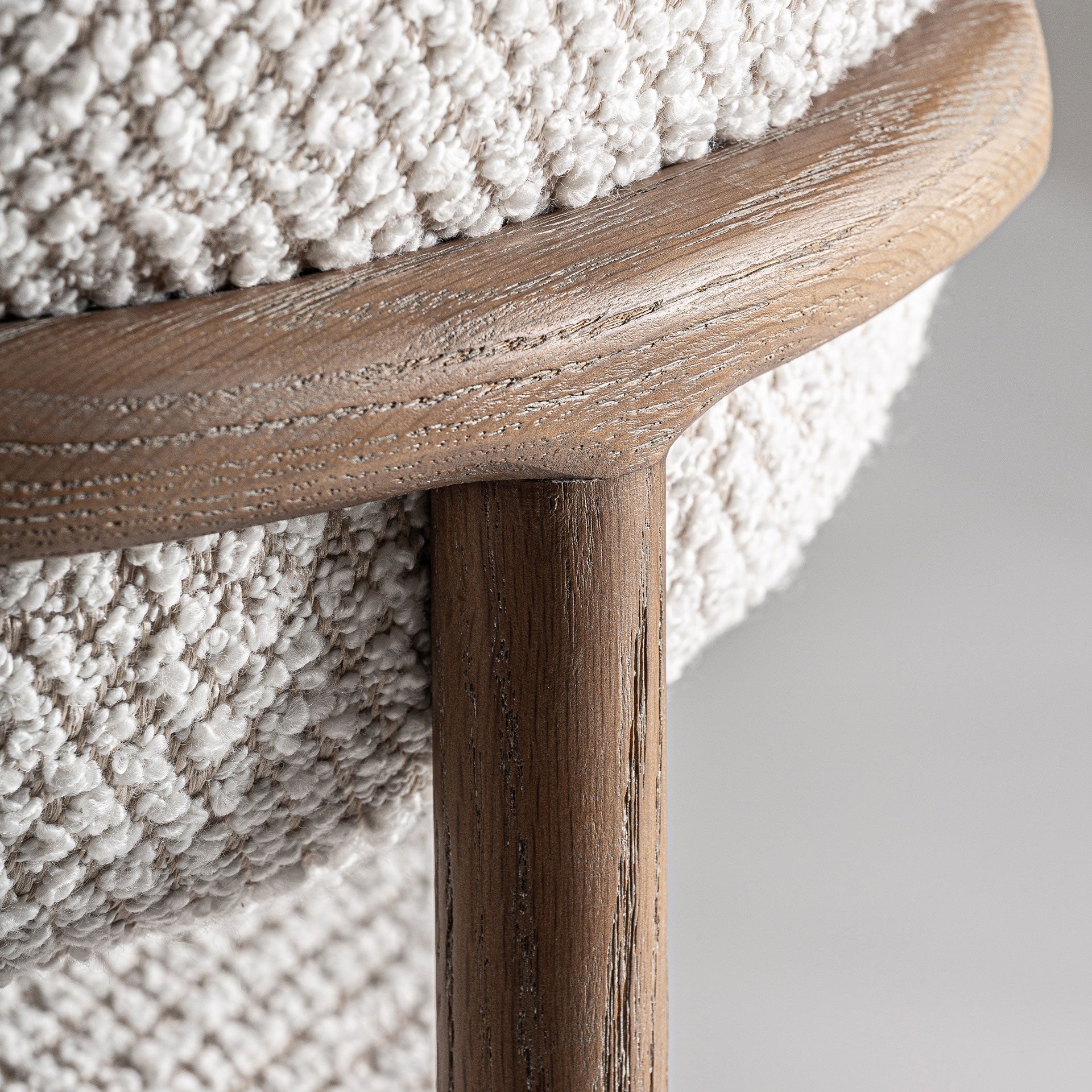 Hocker ERLEC lichtbeige met een donkere essen basis