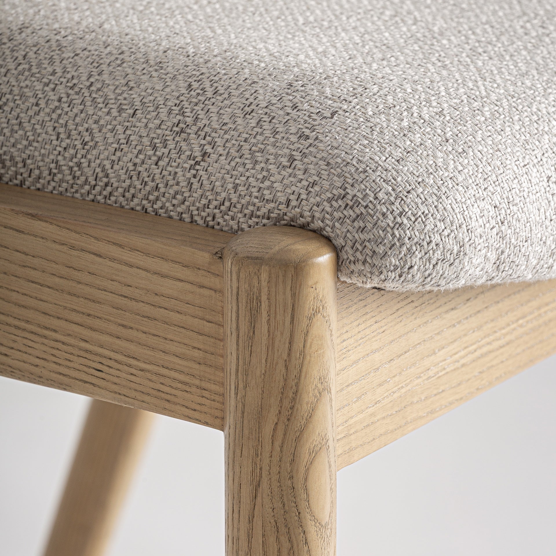 Barkruk NAMUR beige met essenhouten basis