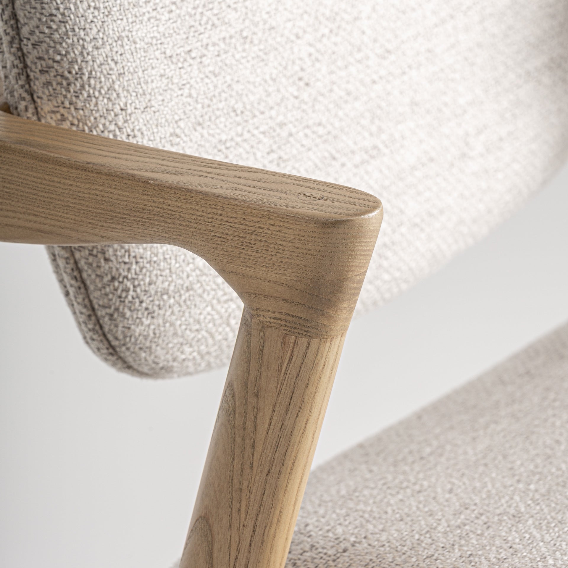 Barkruk NAMUR beige met essenhouten basis