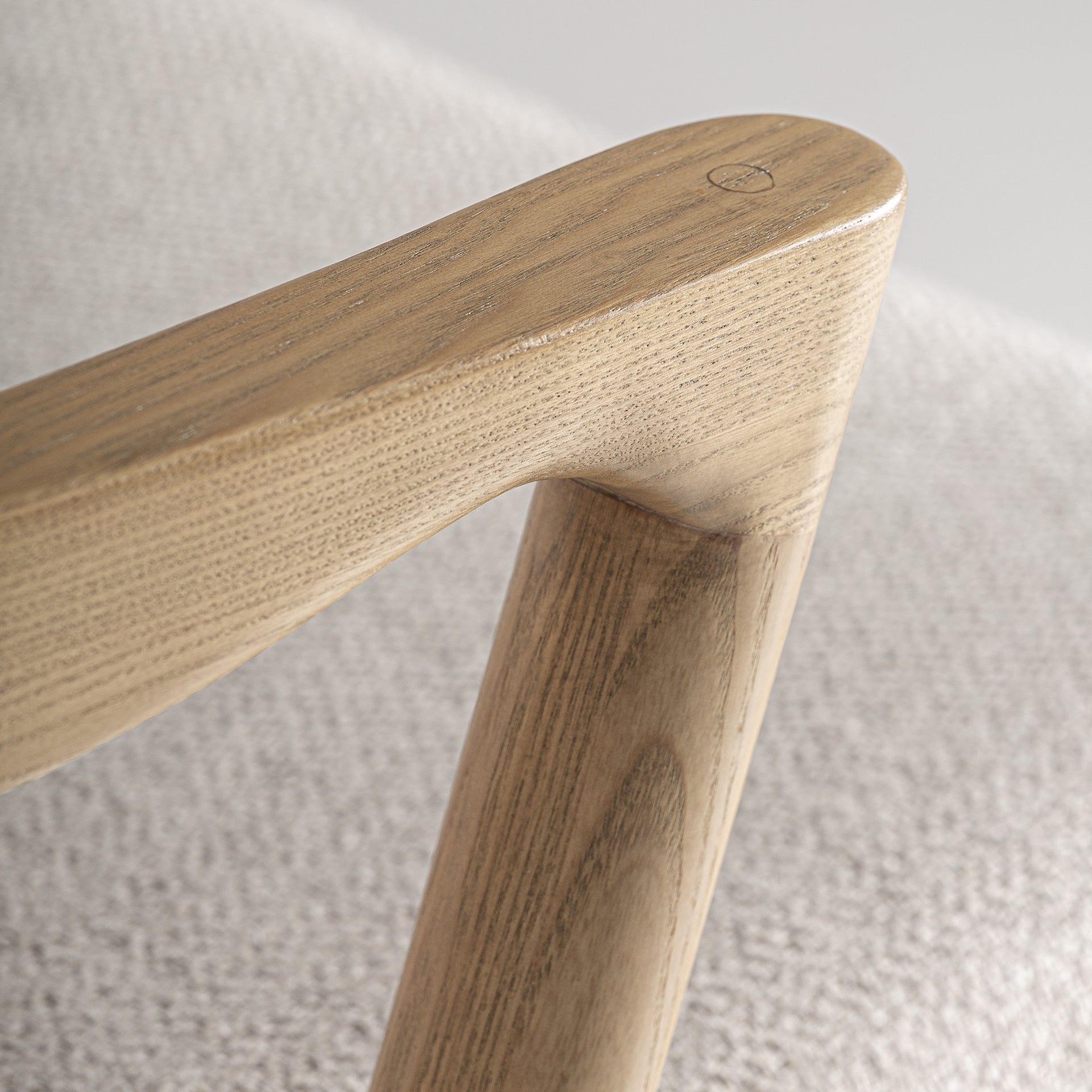 Barkruk NAMUR beige met essenhouten basis
