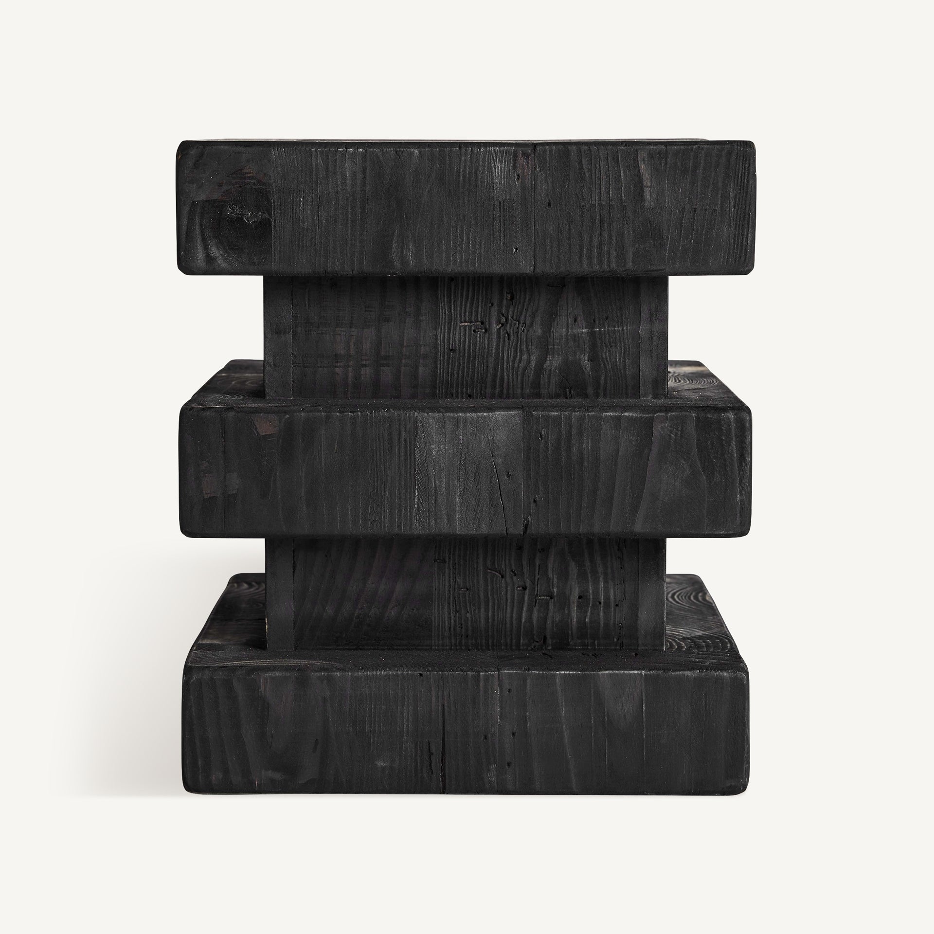 Hocker VIEVY aus recyceltem schwarzem Kiefernholz
