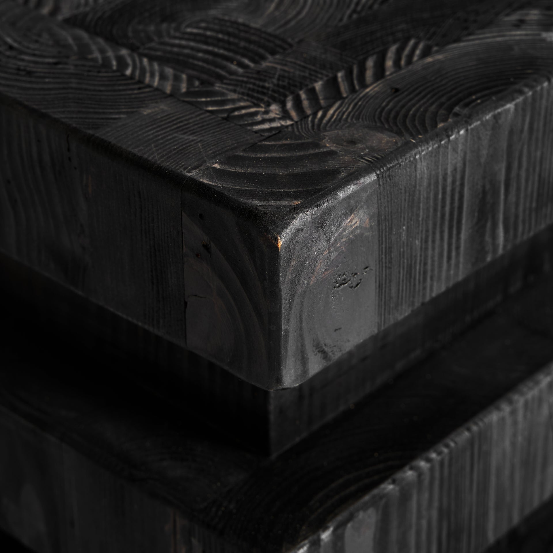 Hocker VIEVY aus recyceltem schwarzem Kiefernholz