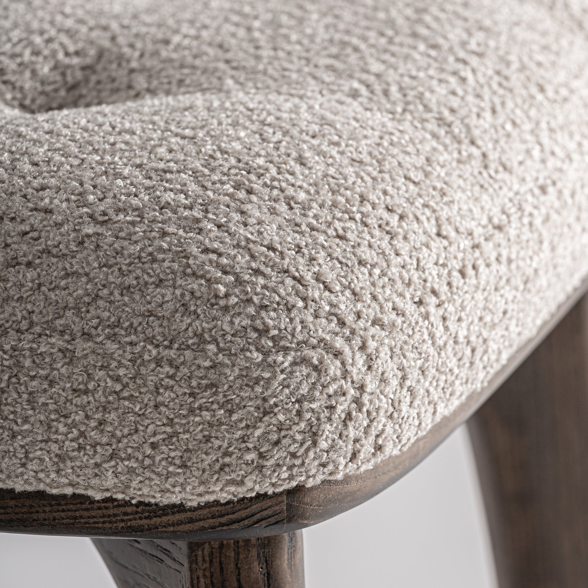 Hocker ZEMST beige met essenhouten basis