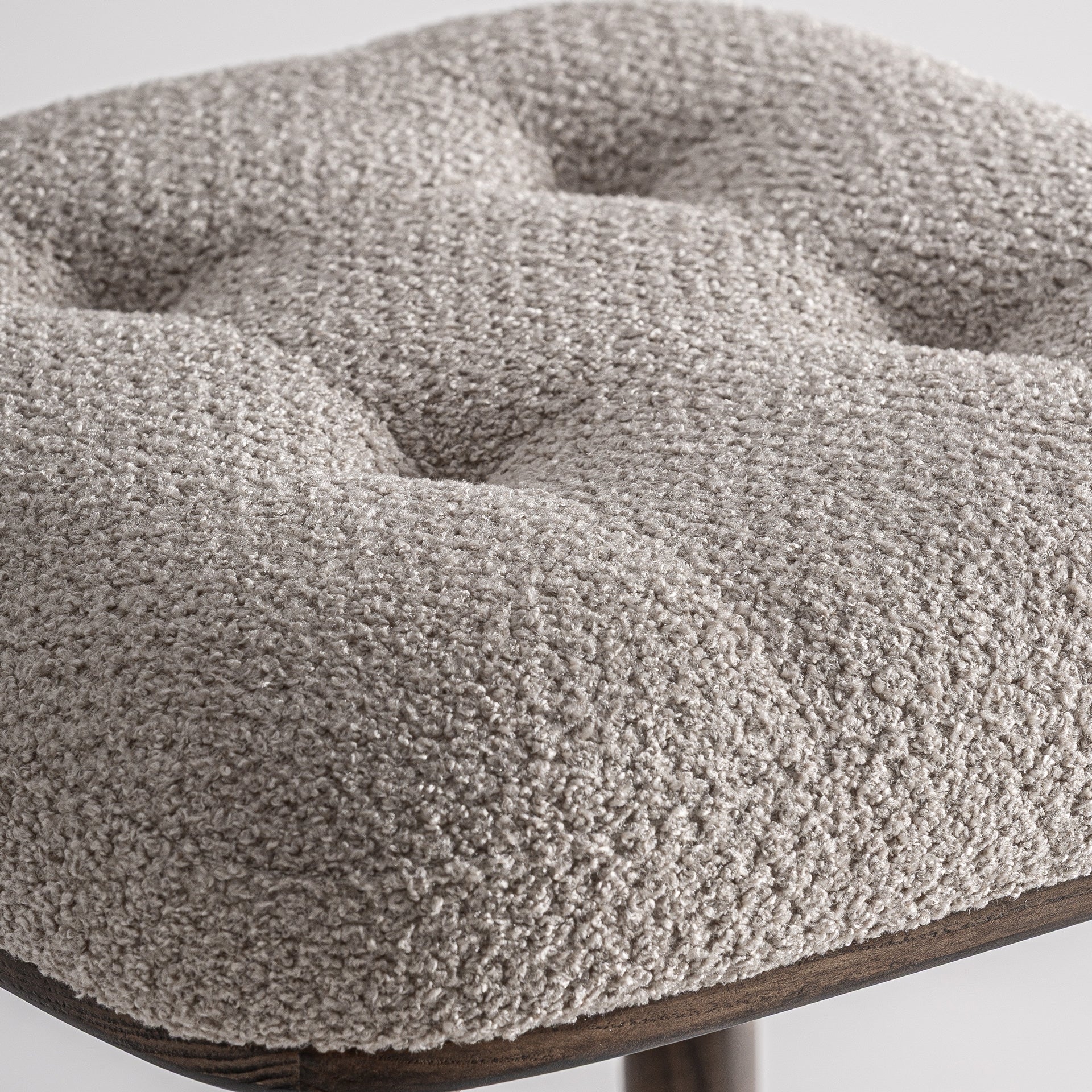 Hocker ZEMST beige met essenhouten basis