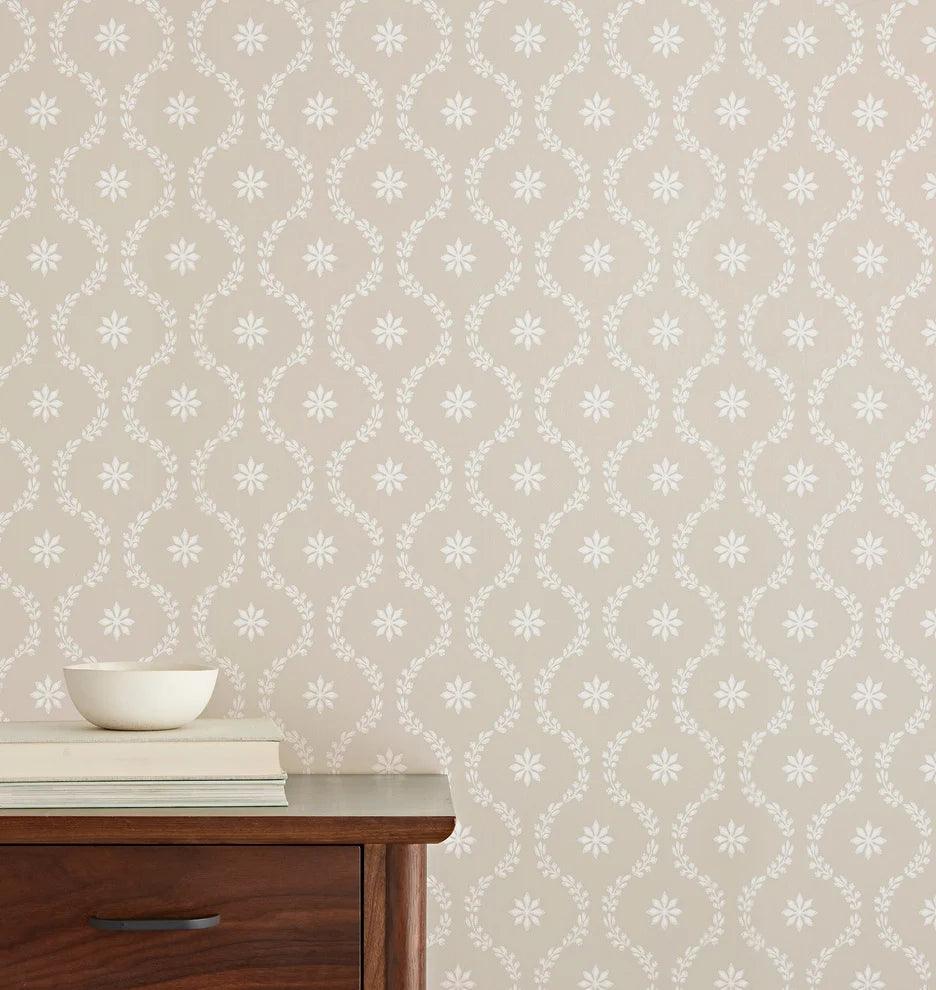 Geometrisch behang met plantaal motief en ogee patroon ARCHIVE TRADITIONAL - Clandon perkament