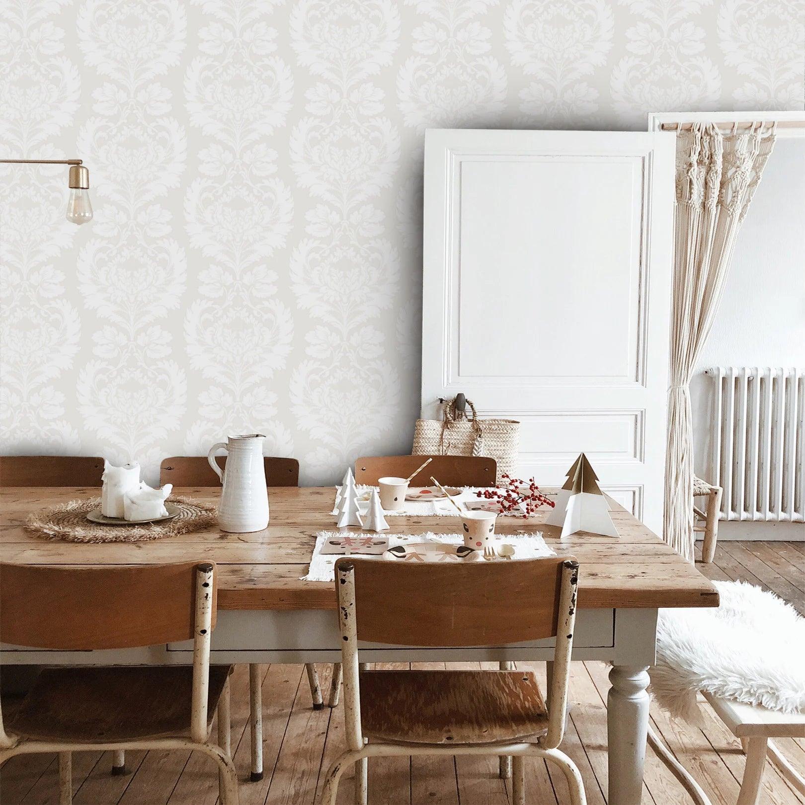 Behang met een motief van plantaardige ornamenten ARCHIVE TRADITIONAL - Hovingham metallic goud op moerbeibasis